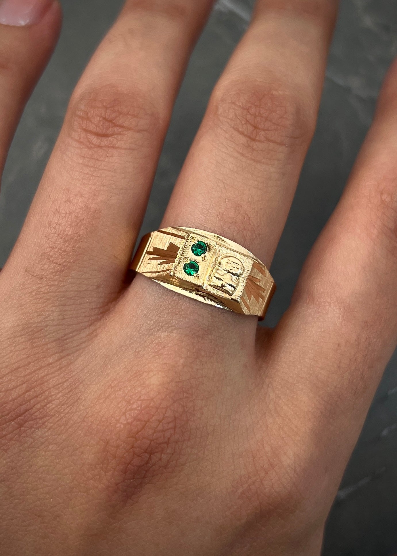 Anillo con swarovski verde 2.2gr / Talla 10 3/4 / Oro Amarillo Nac B