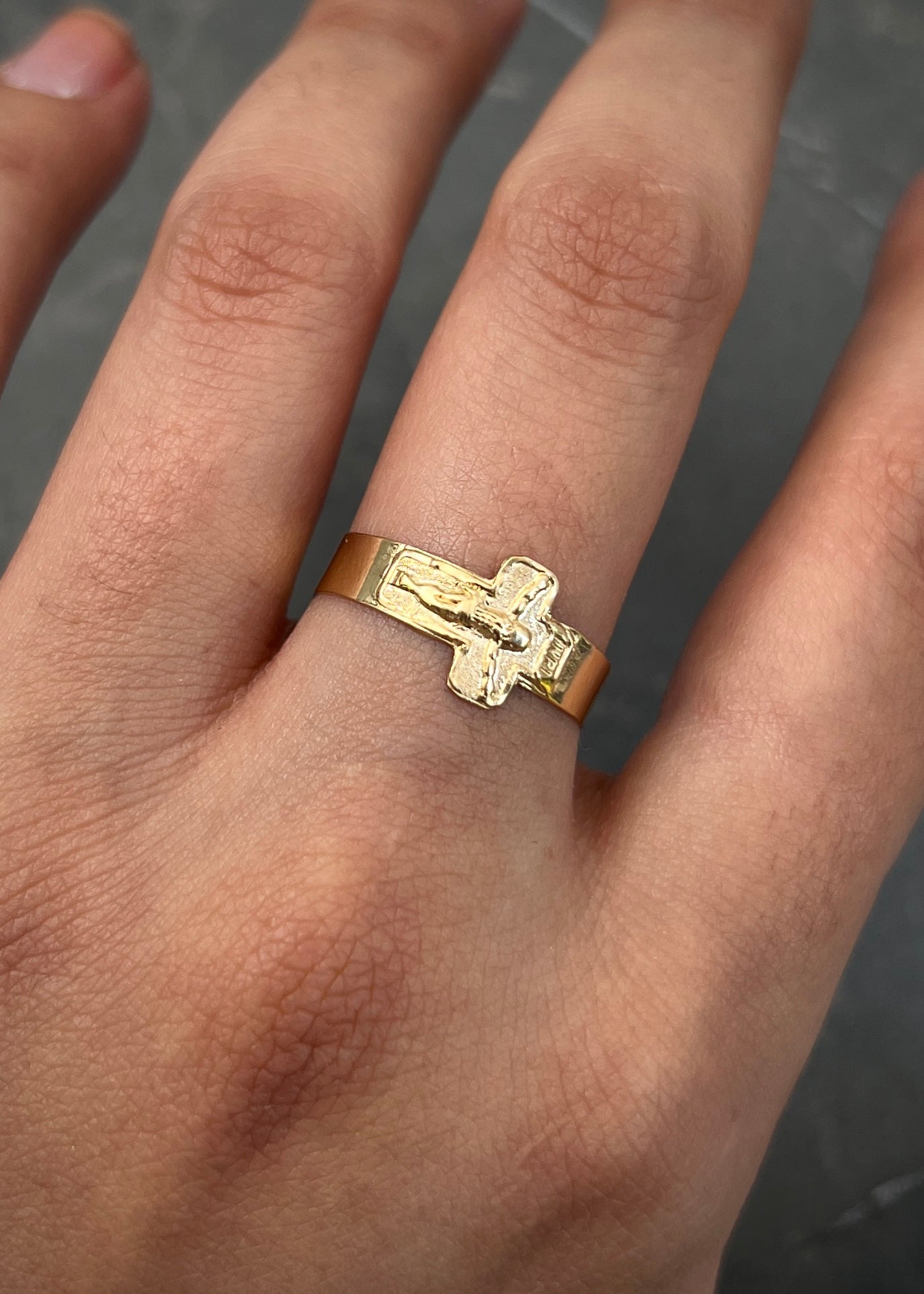 Anillo cruz con cristo 1.2gr / Talla 7 1/4 / Oro Amarillo Nac B