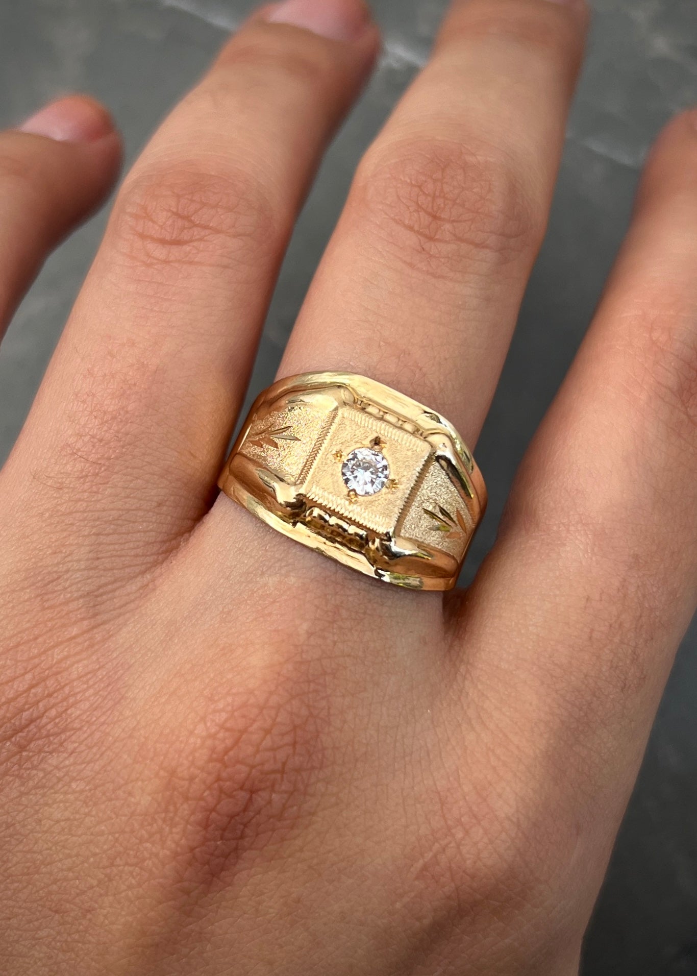 Anillo con swarovski blanco 2.9gr / Talla 10 1/4 / Oro Amarillo Nac B