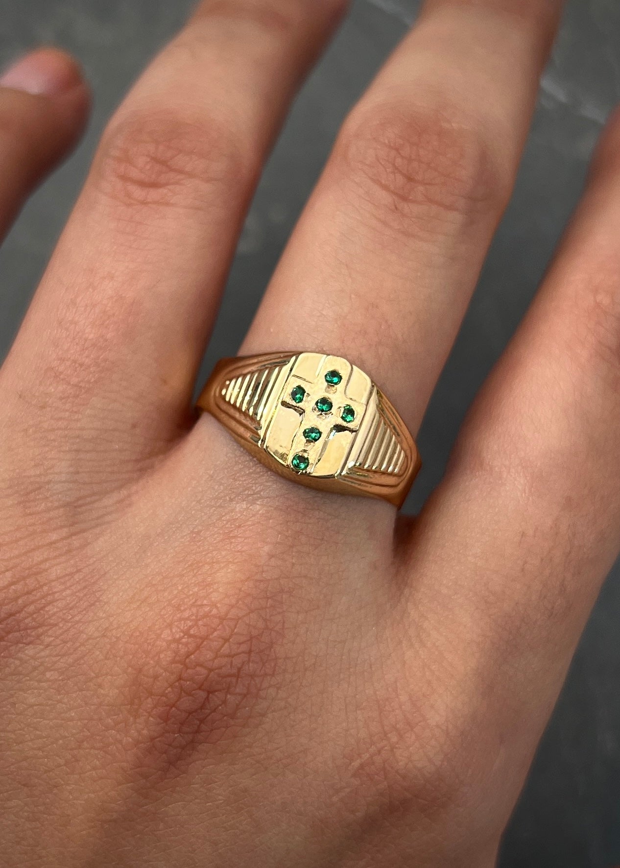 Anillo cruz con swarovski verde 2.1gr / Talla 10 1/2 / Oro Amarillo Nac B