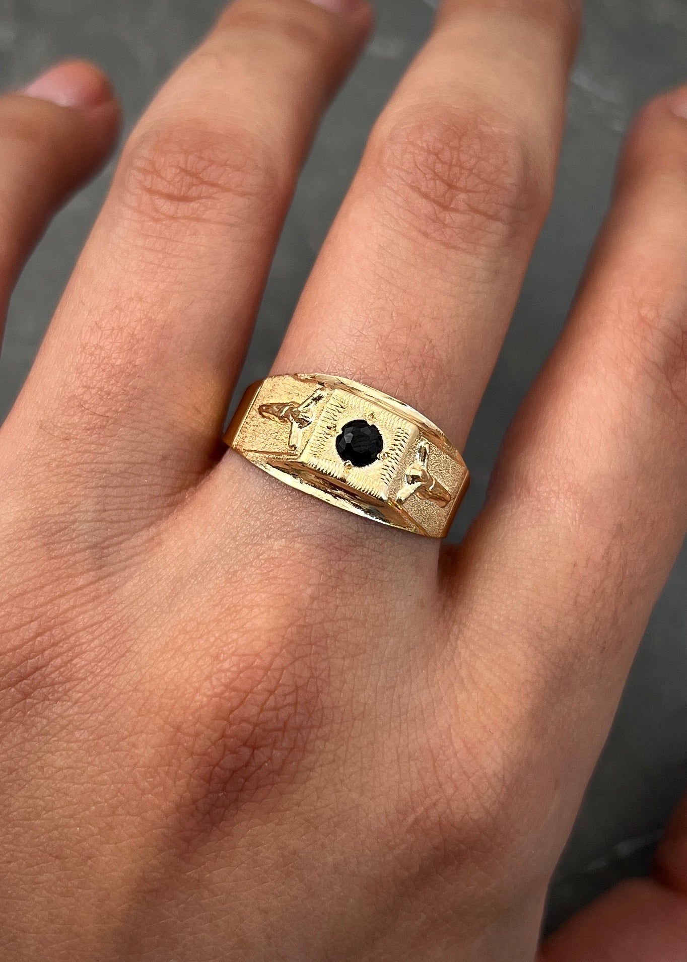 Anillo con swarovski negro 2gr / Talla 10 / Oro Amarillo Nac B