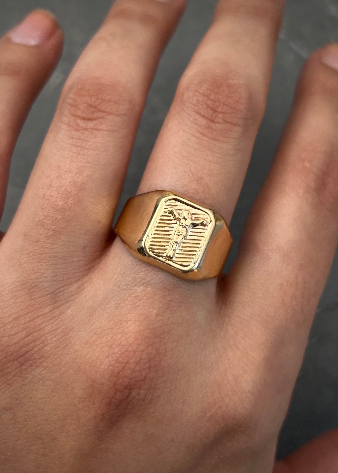 Anillo cristo 2.85gr / Talla 9 1/4 / Oro Amarillo Nac B