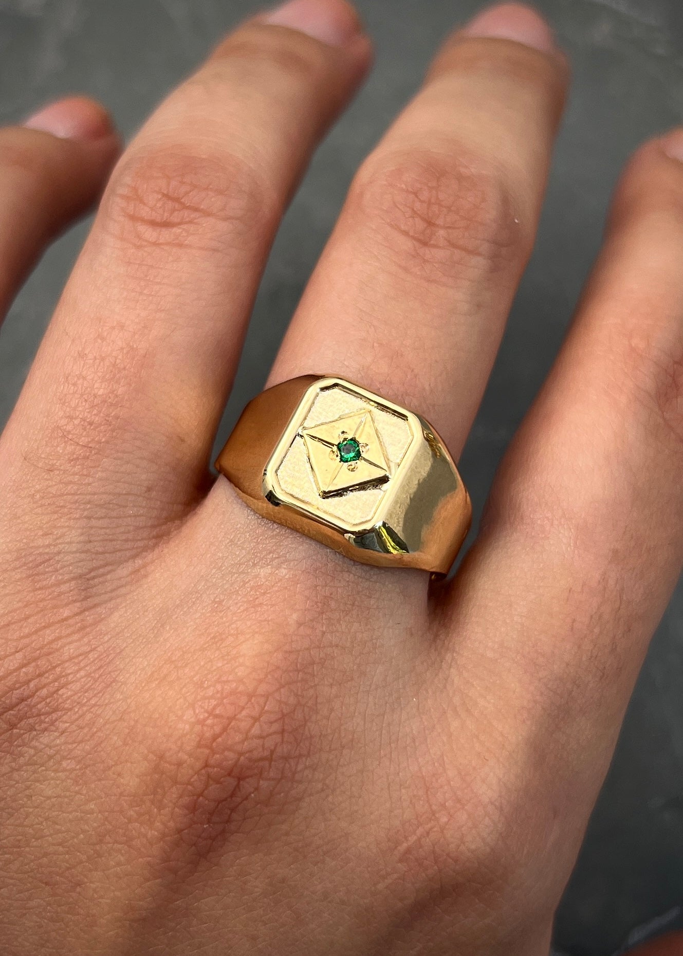 Anillo con swarovski verde 2.5gr / Talla 10 3/4 / Oro Amarillo Nac B