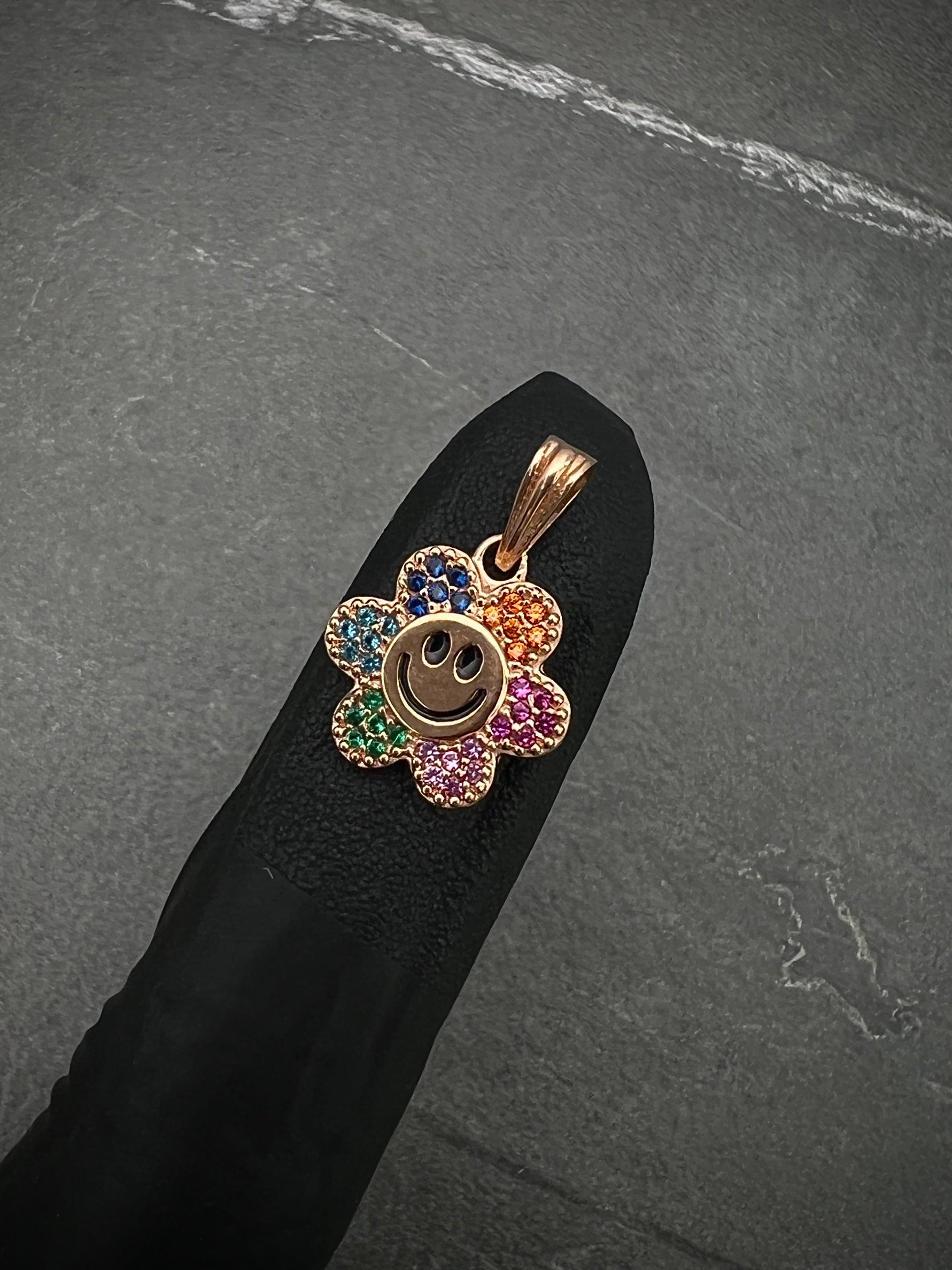 Dije flor con cara feliz 1.7gr / 2cm / Oro Rosado Nac P