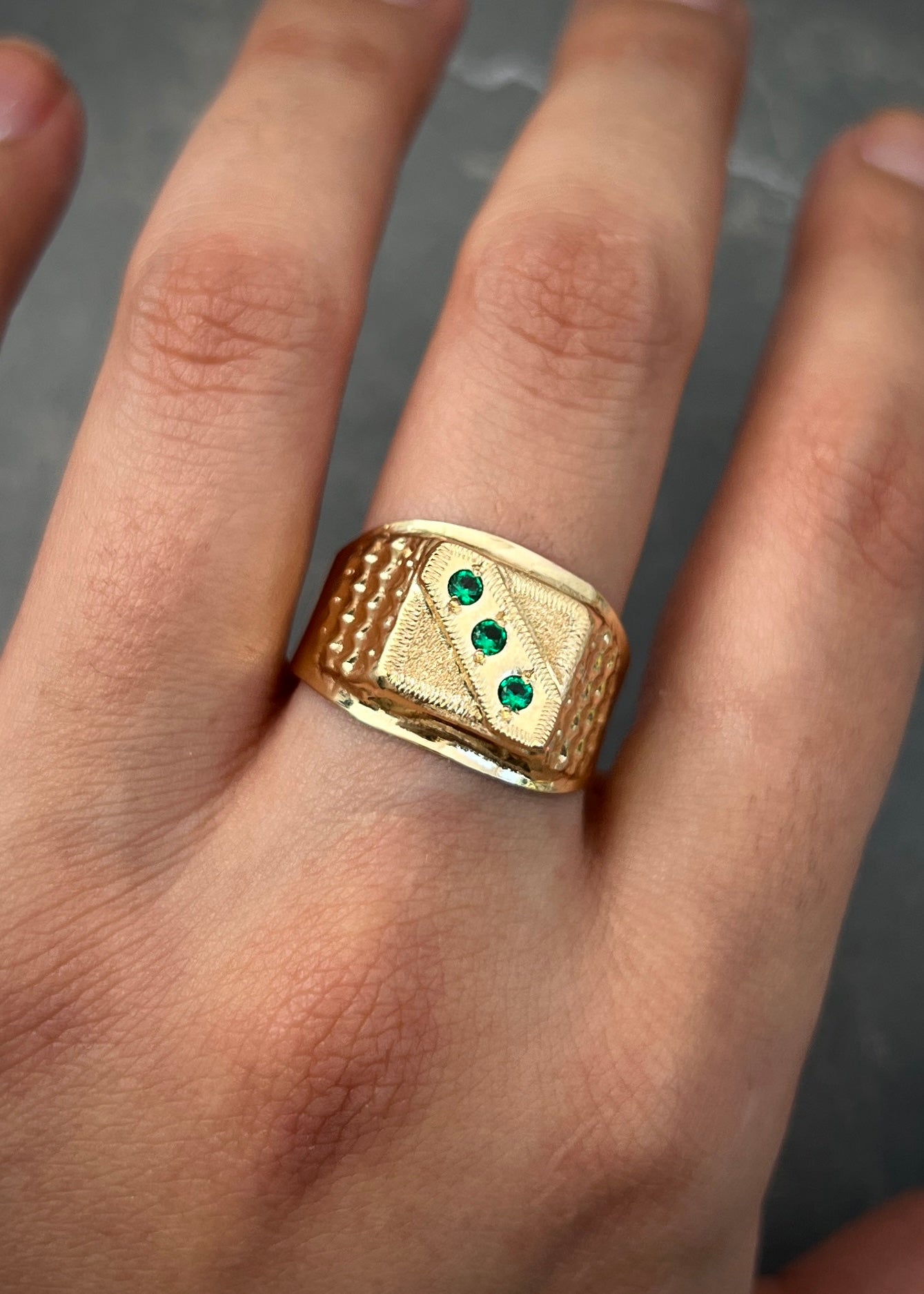 Anillo con swarovski verde 3.3gr / Talla 10 / Oro Amarillo Nac B