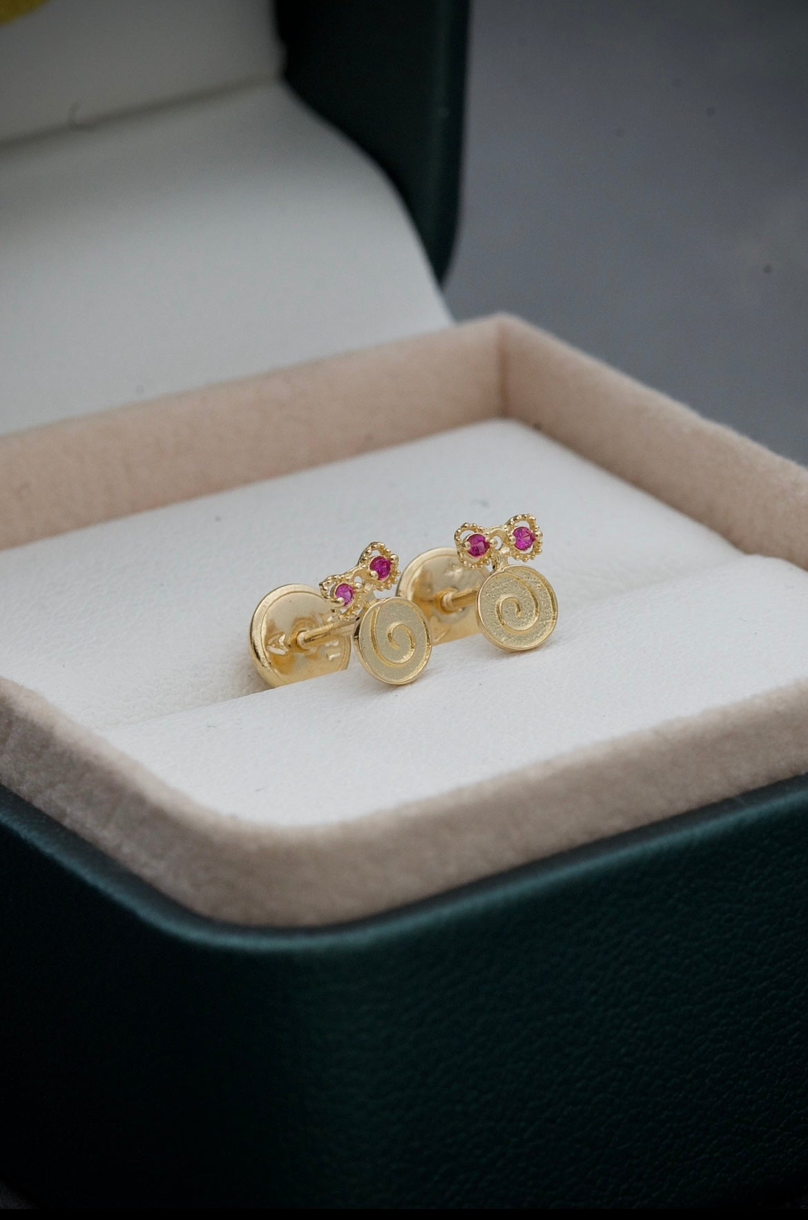 Topos de paleta con swarovski fucsia 0.7gr / Largo 0.6cm / Oro Amarillo Nac M