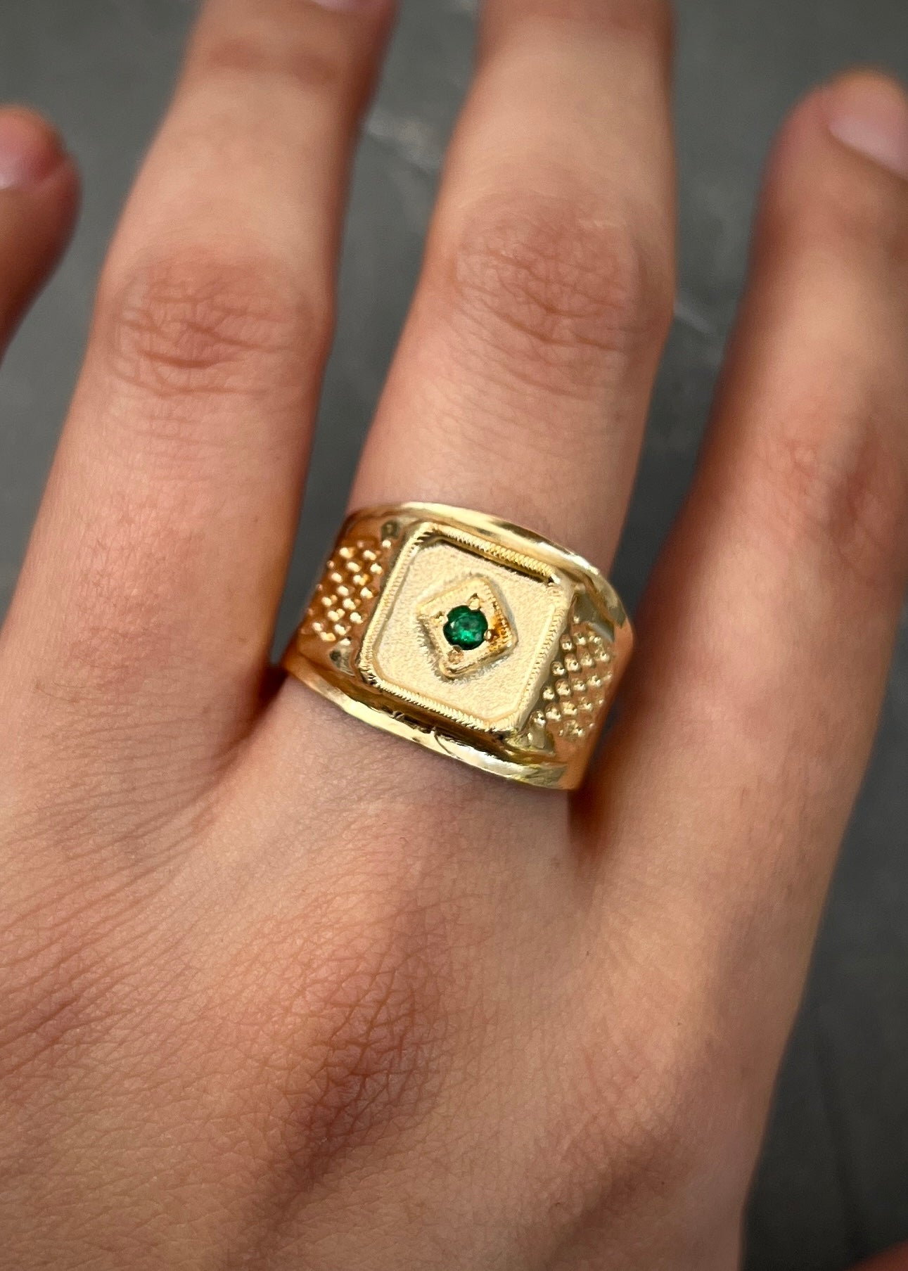 Anillo con swarovski verde 3.1gr / Talla 9 3/4 / Oro Amarillo Nac M