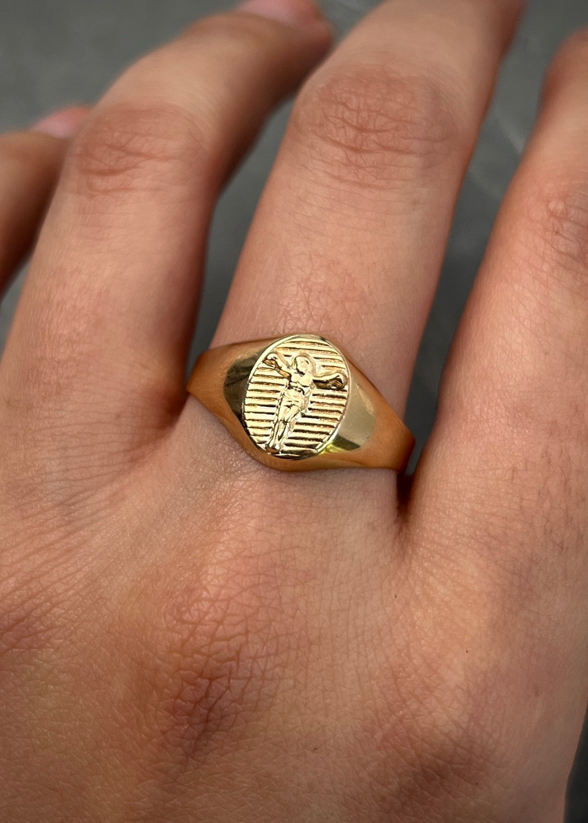 Anillo cristo 2.1gr / Talla 10 1/4 / Oro Amarillo Nac M