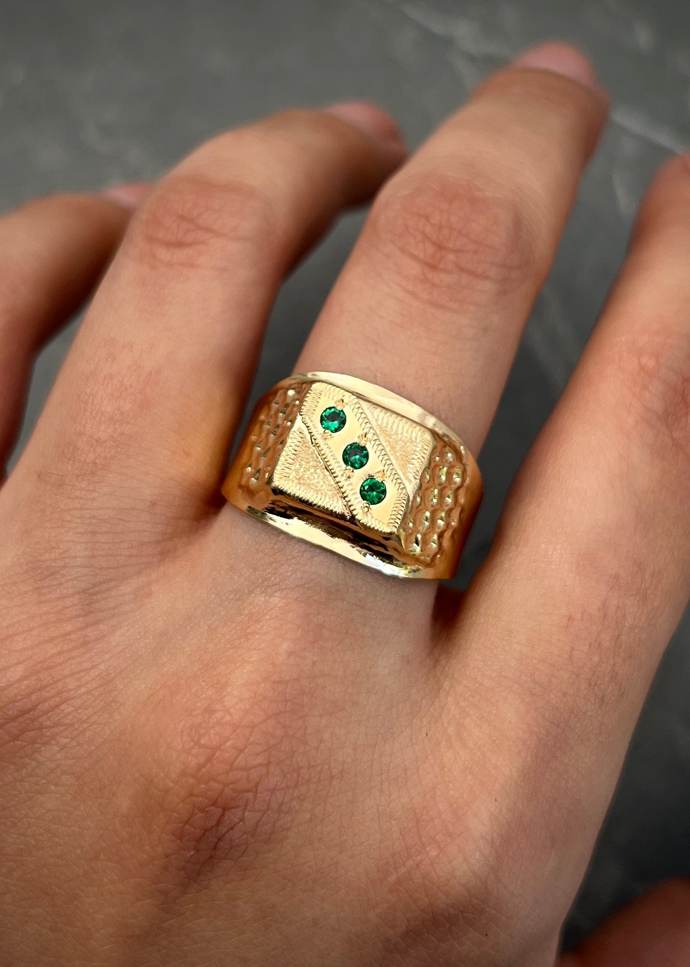 Anillo con swarovski verde 3.3gr / Talla 10 3/4 / Oro Amarillo Nac M