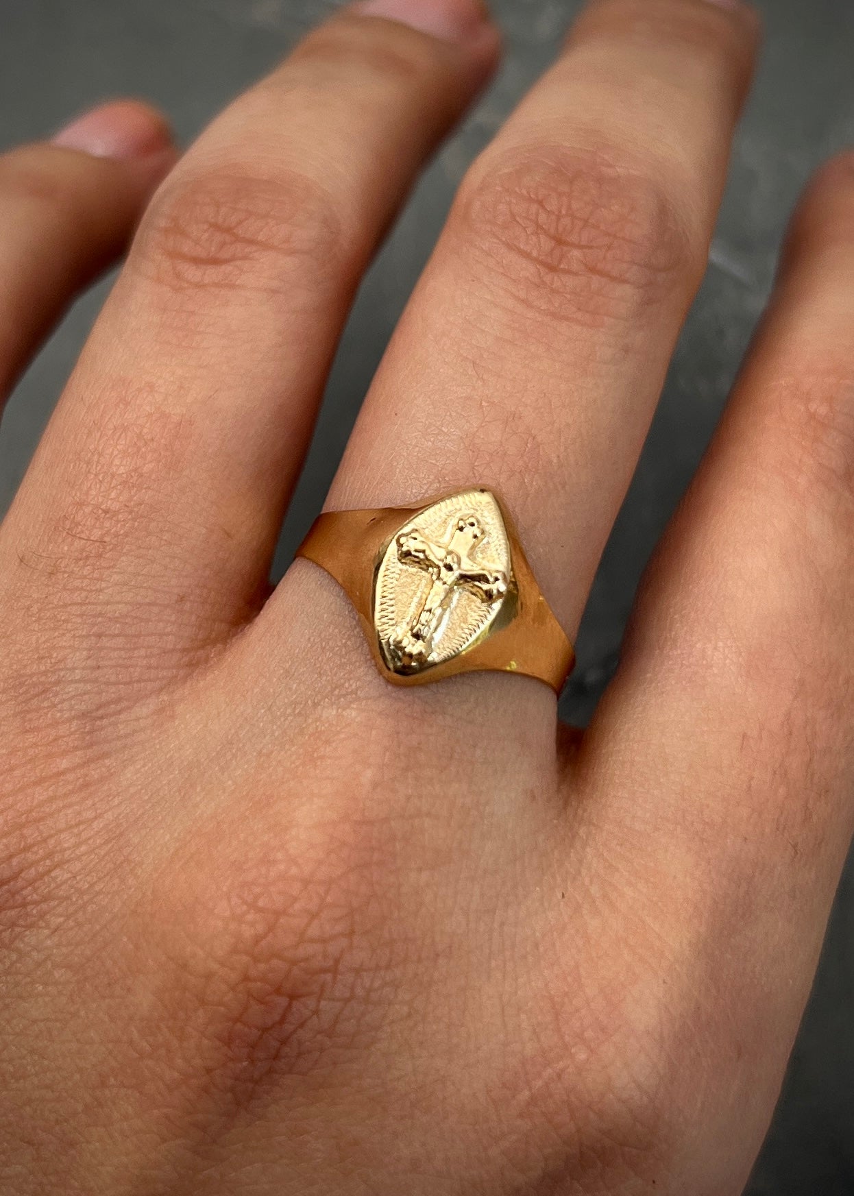 Anillo cruz con cristo 1.35gr / Talla 8 / Oro Amarillo Nac M