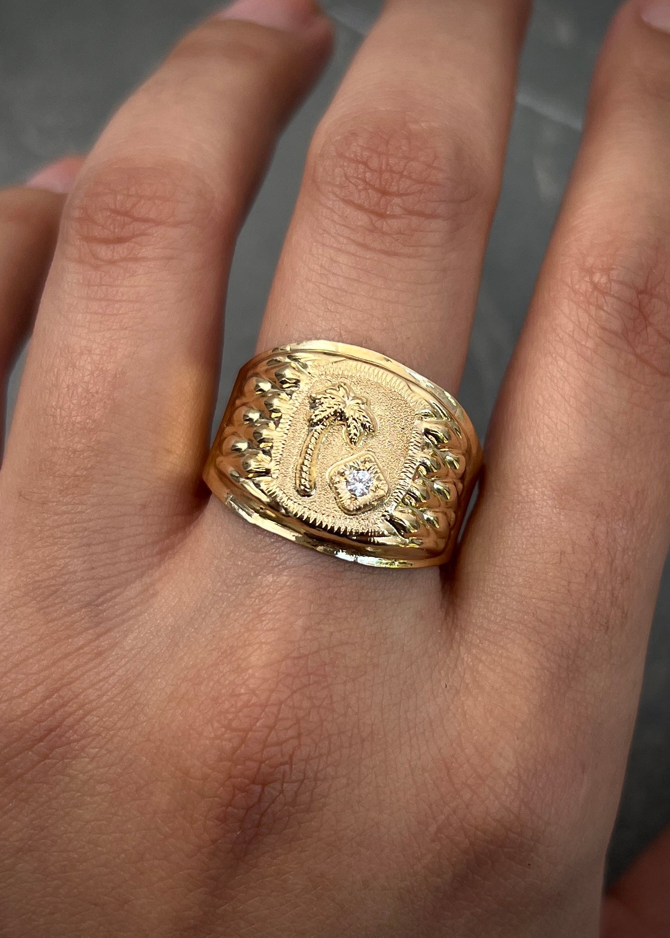 Anillo palmera con swarovski blanco 3.55gr / Talla 11 1/2 / Oro Amarillo Nac M