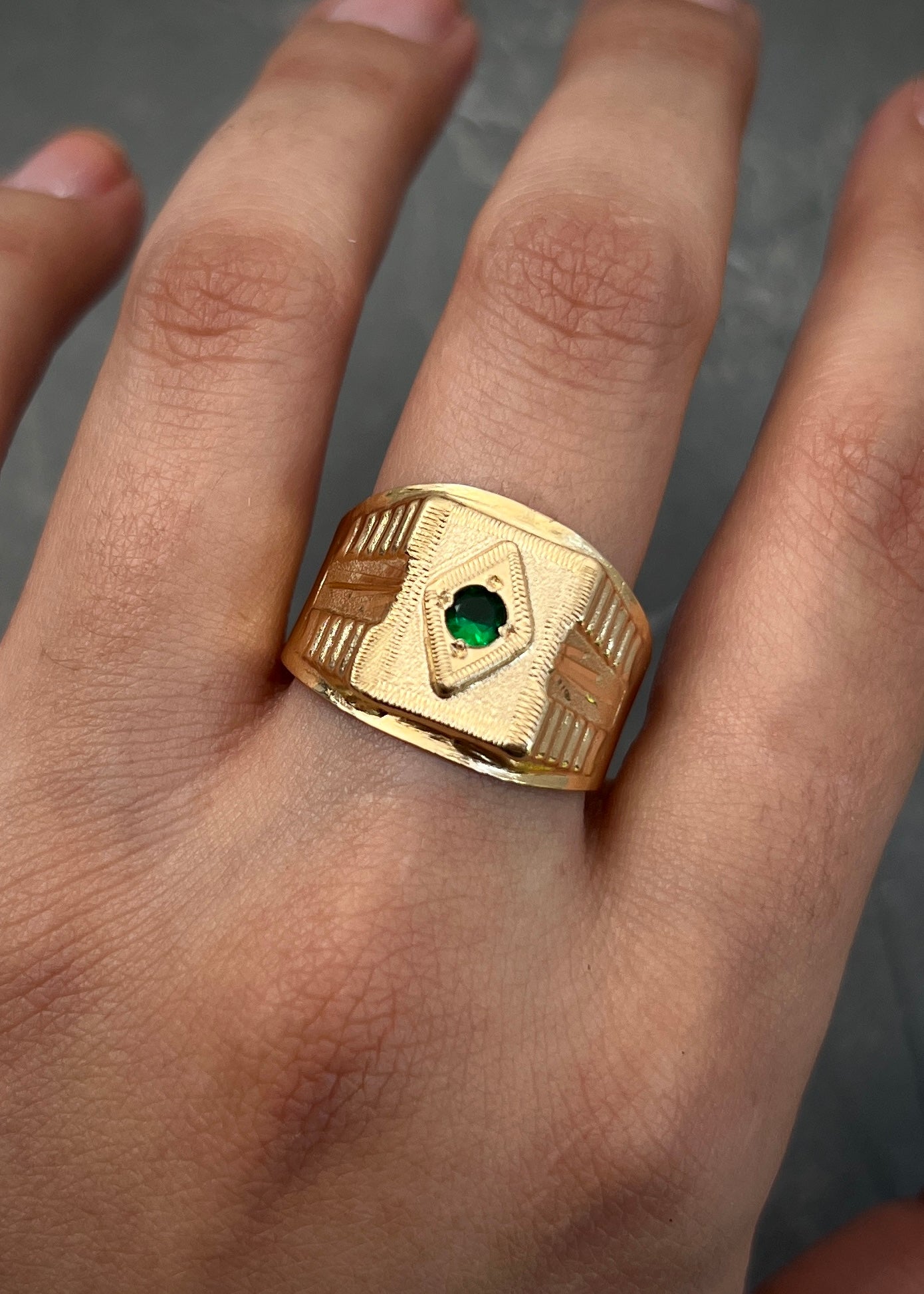 Anillo con swarovski verde 3.3gr / Talla 11 1/4 / Oro Amarillo Nac M