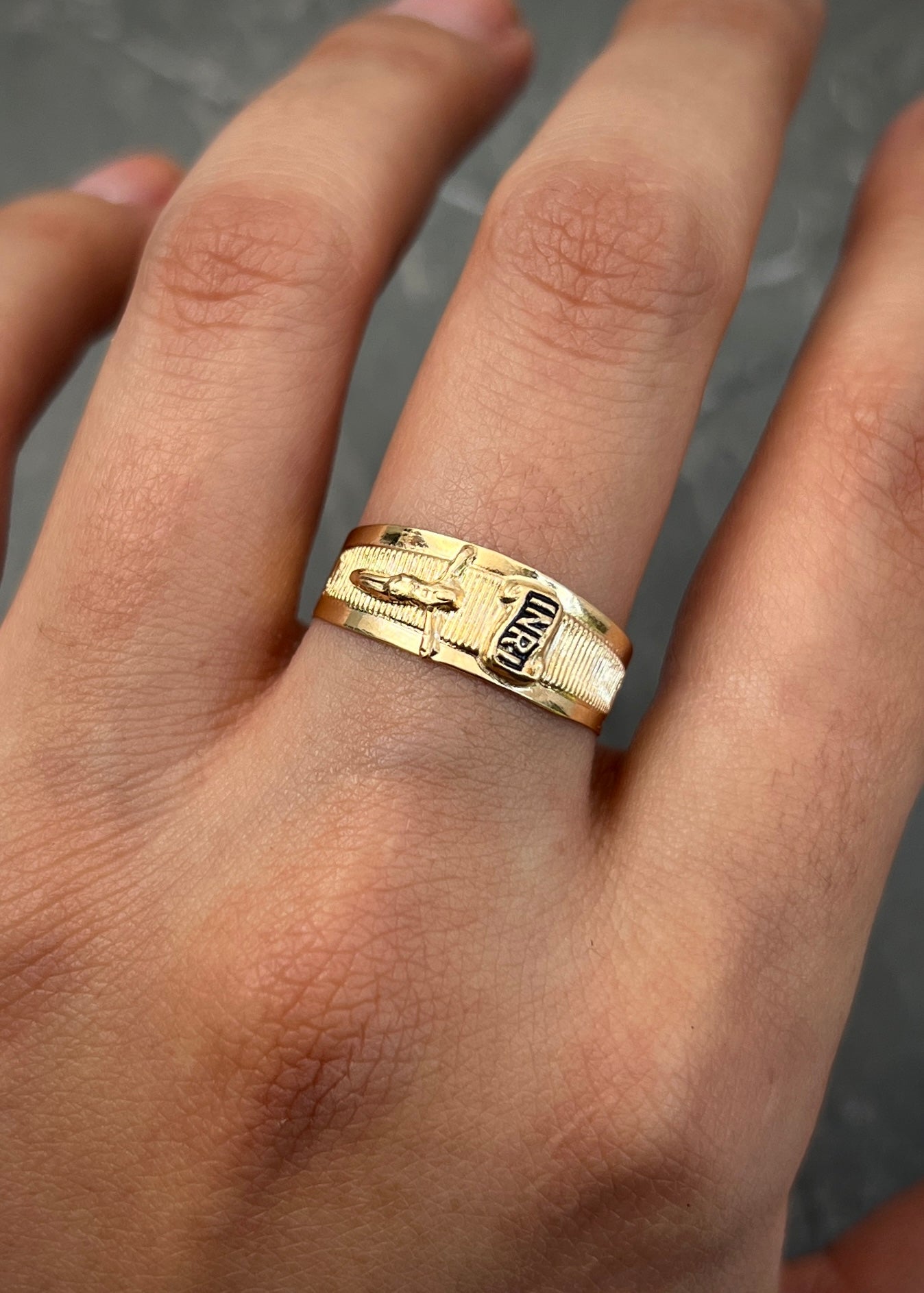 Anillo cruz con cristo 1.5gr / Talla 8 1/4 / Oro Amarillo Nac M