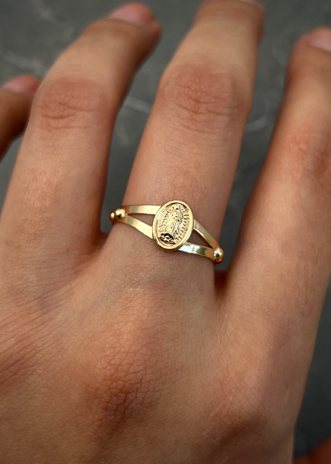 Anillo virgen de guadalupe 1.7gr / Talla 7 1/2 / Oro Amarillo Nac M