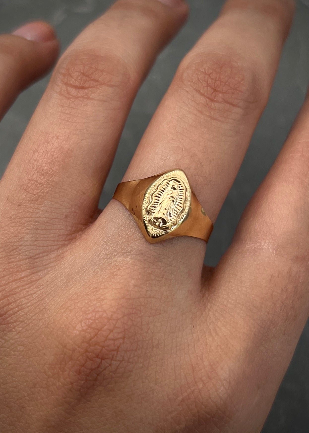 Anillo virgen de guadalupe 1.4gr / Talla 6 3/4 / Oro Amarillo Nac *