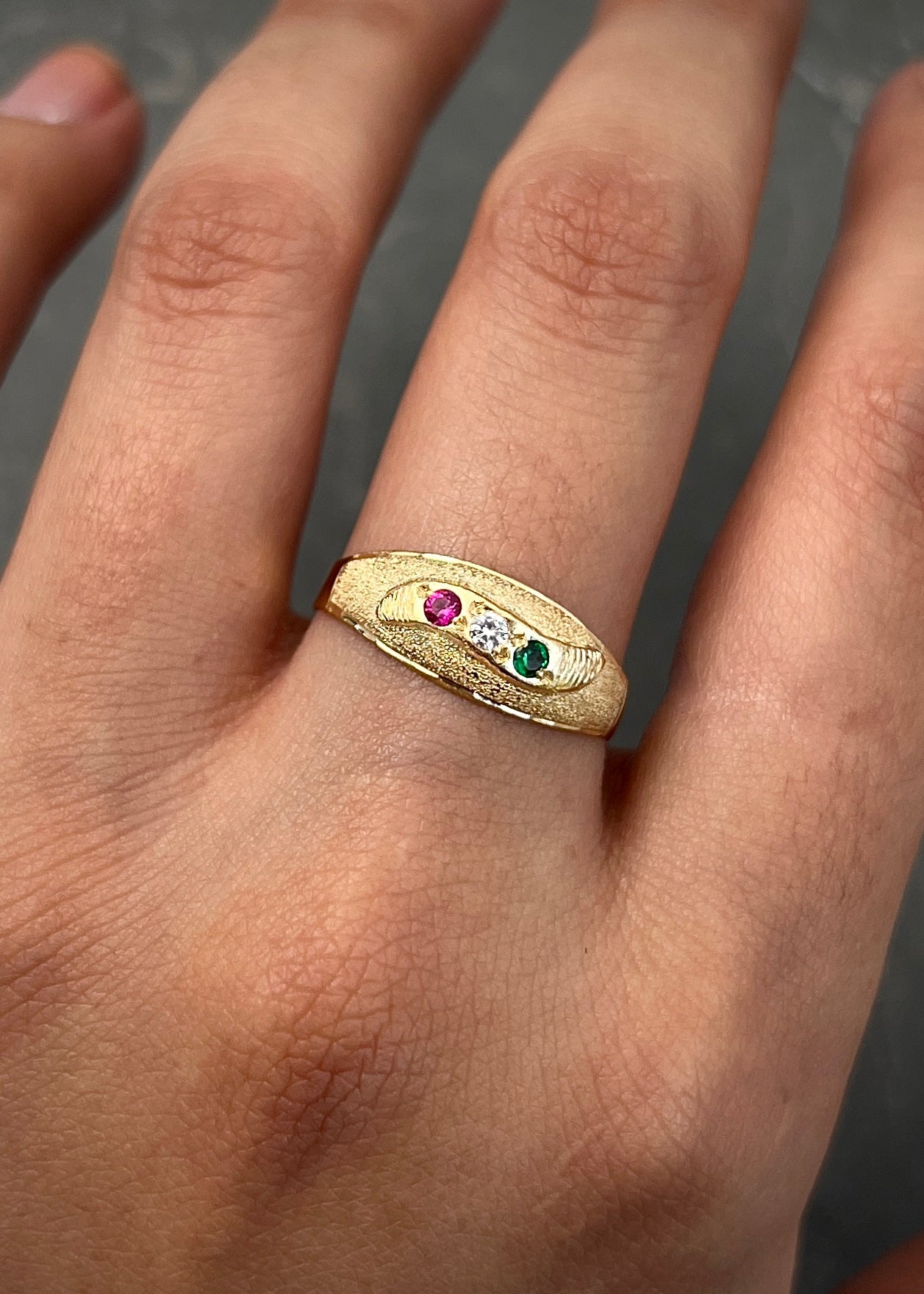 Anillo con swarovski multicolor 1.45gr / Talla 8 1/2 / Oro Amarillo Nac *