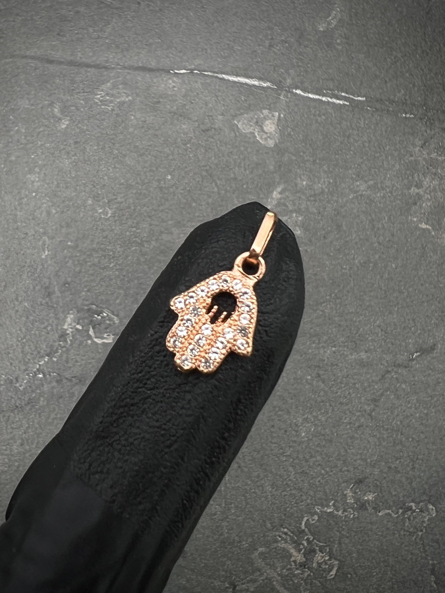 Dije mano hs con swarovski blanco 0.7gr / Largo 1.5cm / Oro Rosado Nac B