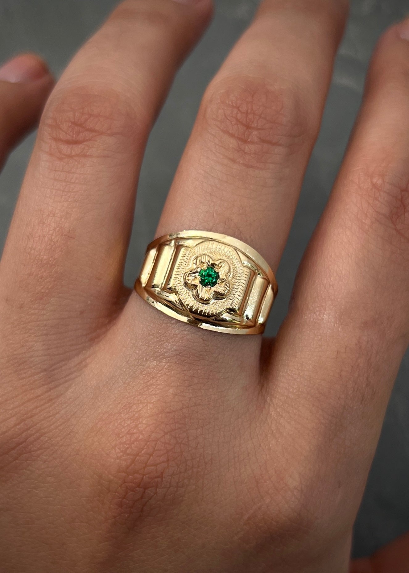 Anillo flor con swarovski verde 2.1gr / Talla 7 3/4 / Oro Amarillo Nac *