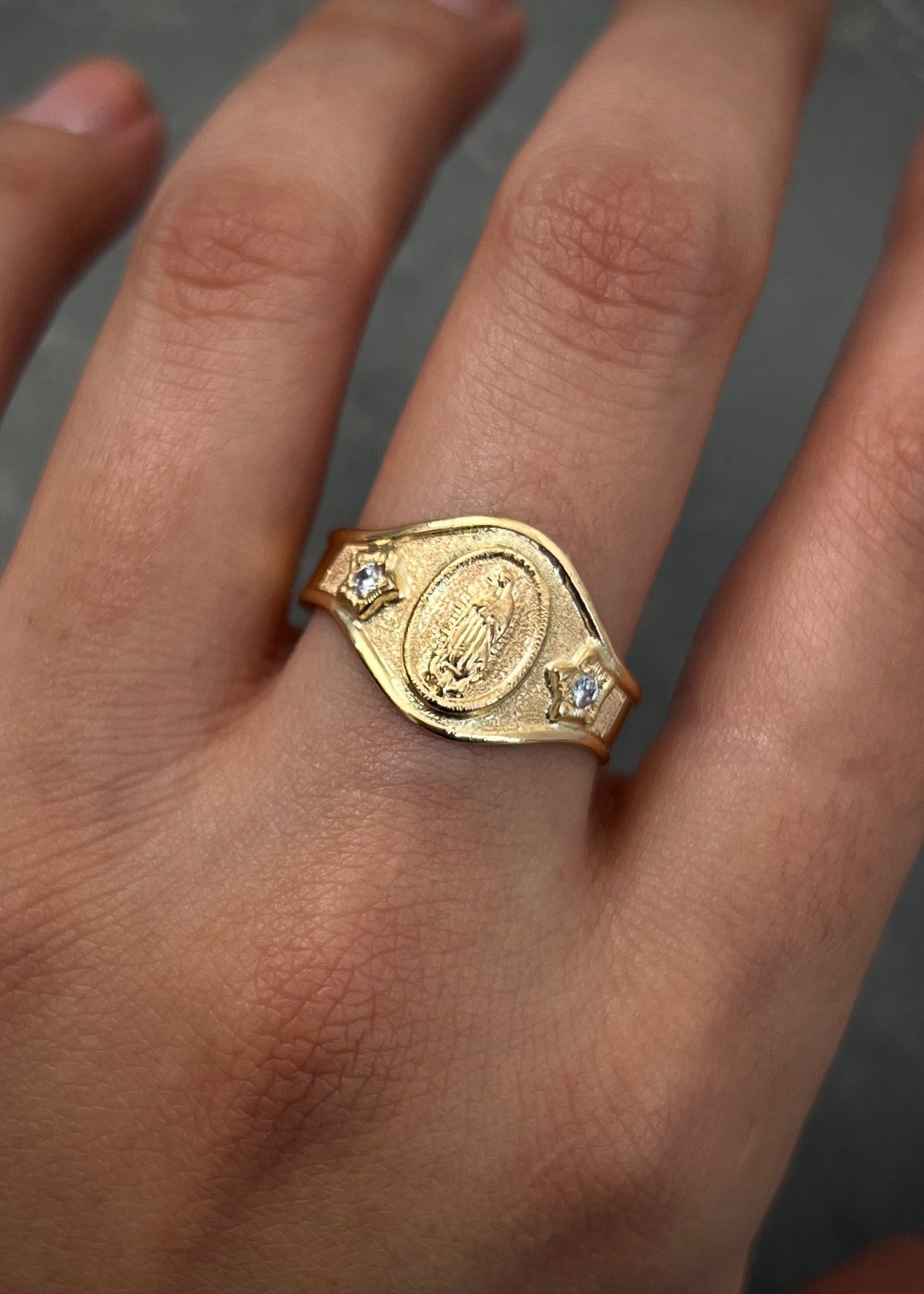 Anillo virgen de guadalupe 2.6gr / Talla 9 3/4 / Oro Amarillo Nac P