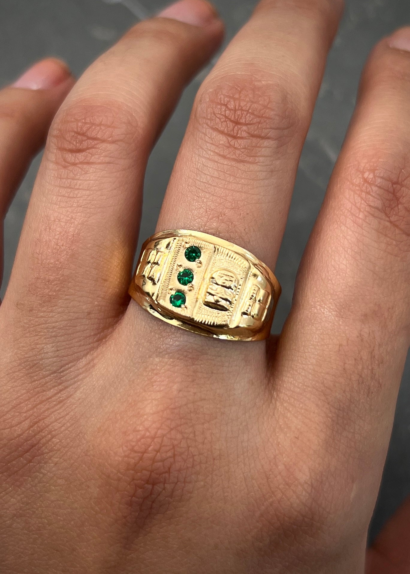 Anillo con swarovski verde 2.95gr / Talla 9 3/4 / Oro Amarillo Nac P