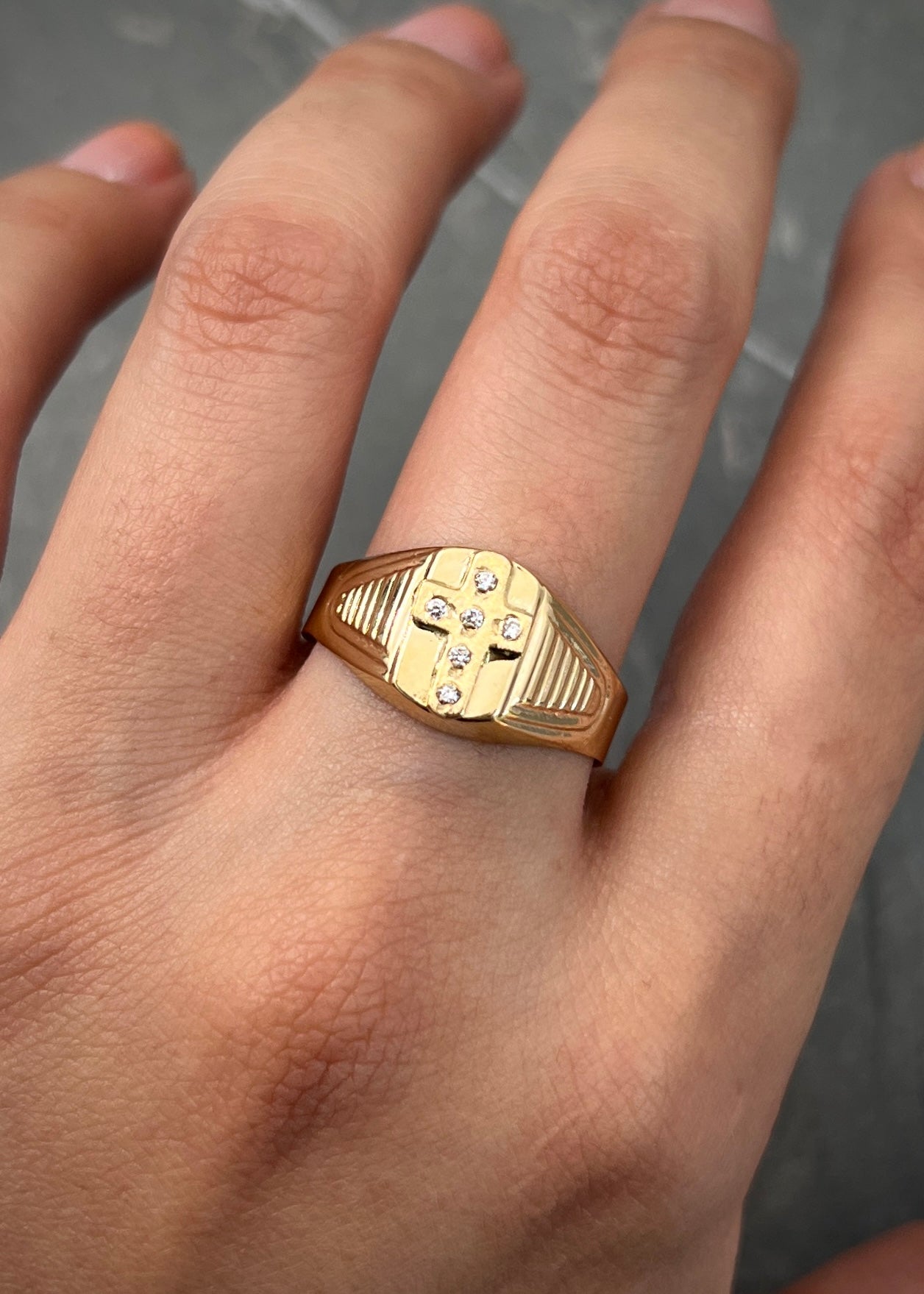 Anillo cruz con swarovski blanco 2.15gr / Talla 11 / Oro Amarillo Nac P