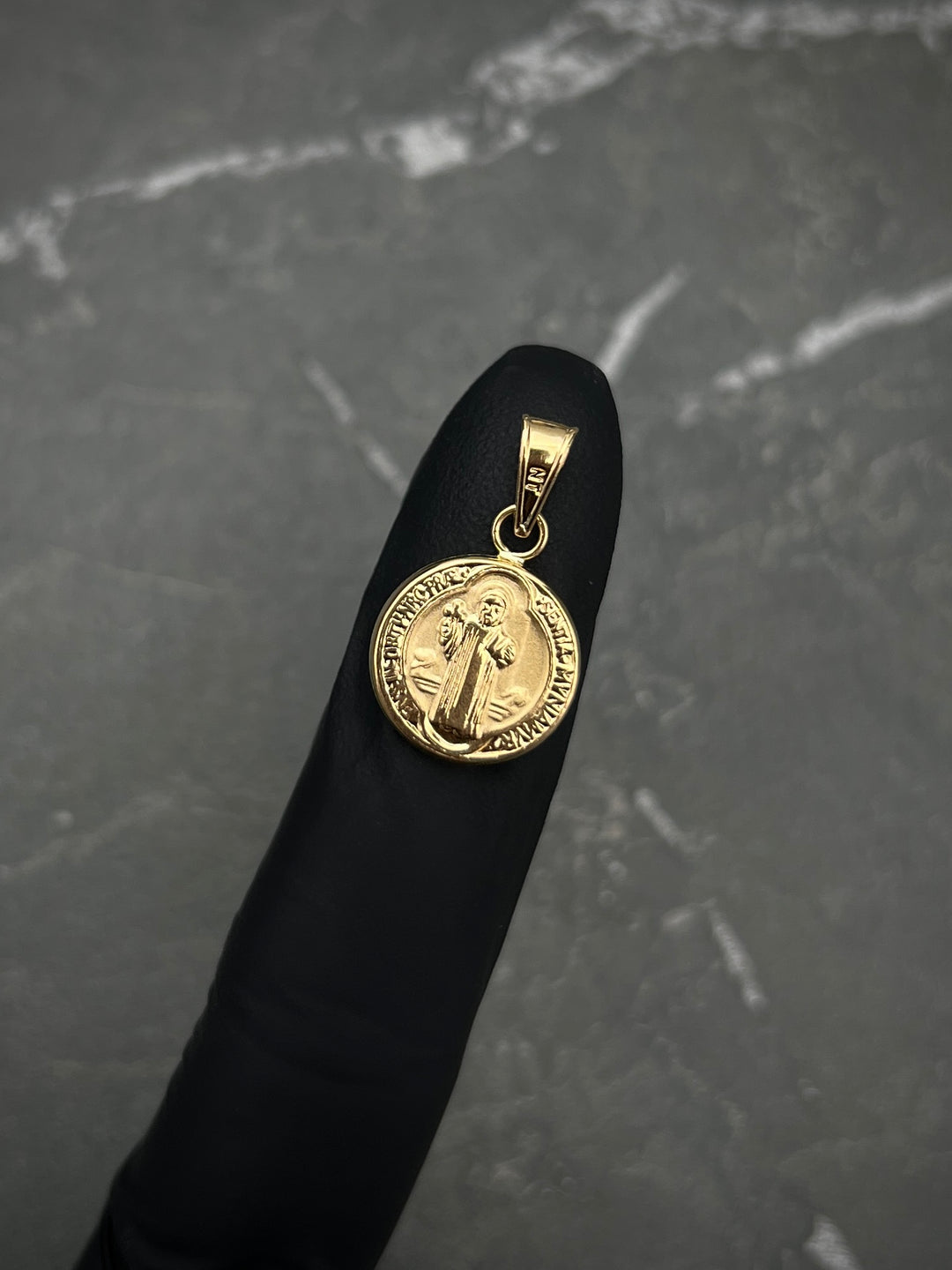 Dije San benito 0.55gr / Largo 1.7cm — Oro Amarillo