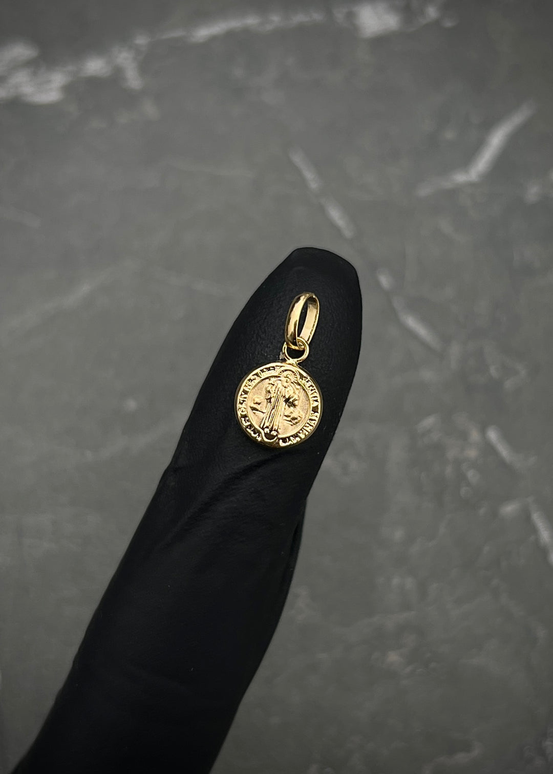 Dije san benito 0.4gr / Largo 1.5cm — Oro Amarillo