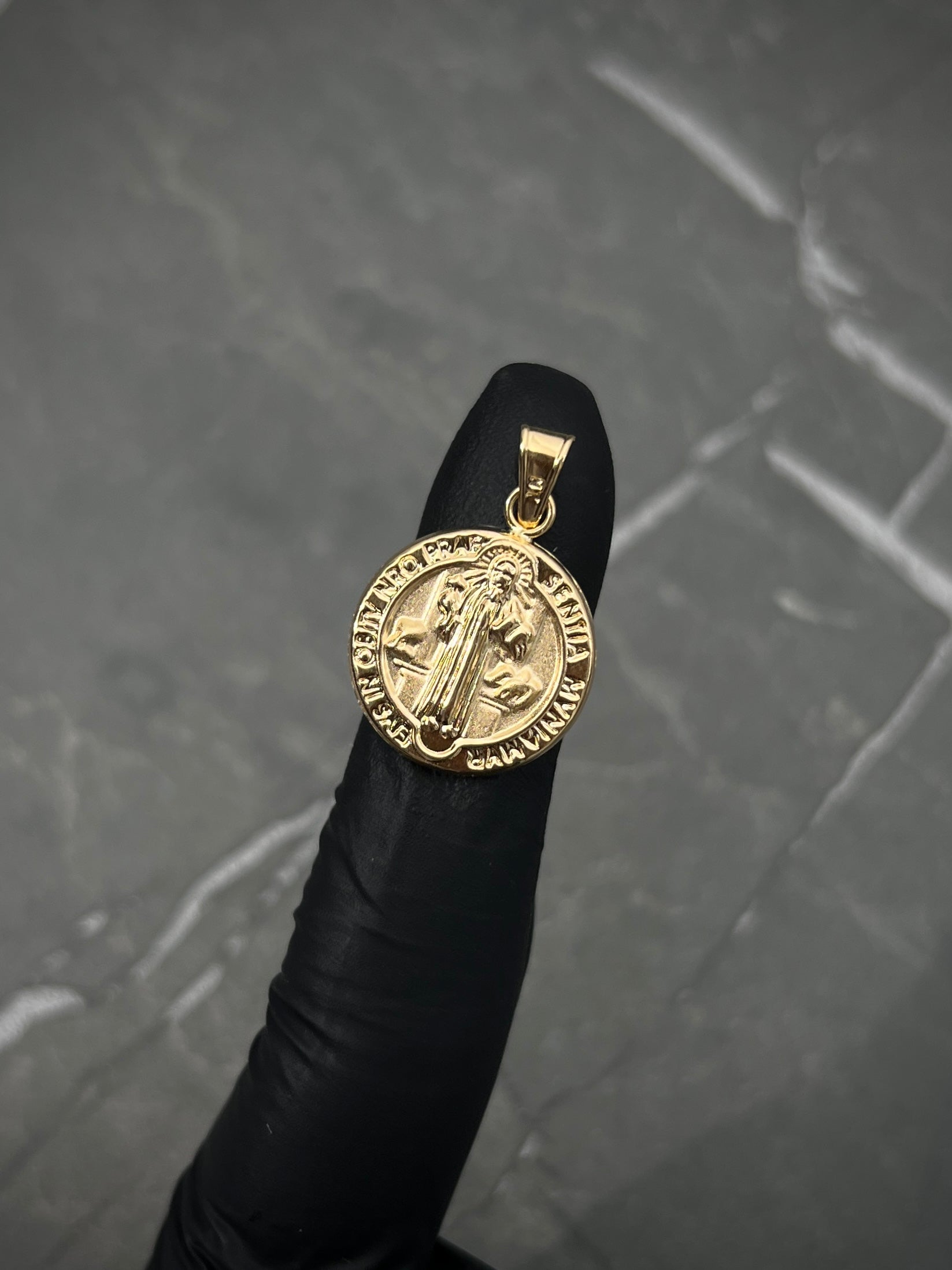 Dije San Benito 1.25gr / 2.5cm / 16.4mm — Oro Amarillo