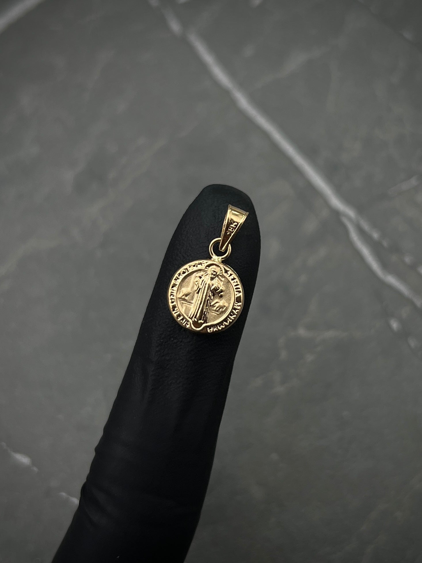 Dije de san benito 0.55gr / Largo 1.7cm / Oro Amarillo Nac B