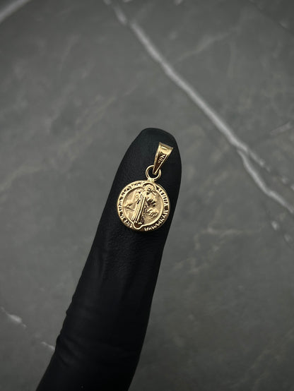 Dije de san benito 0.55gr / Largo 1.7cm / Oro Amarillo Nac B