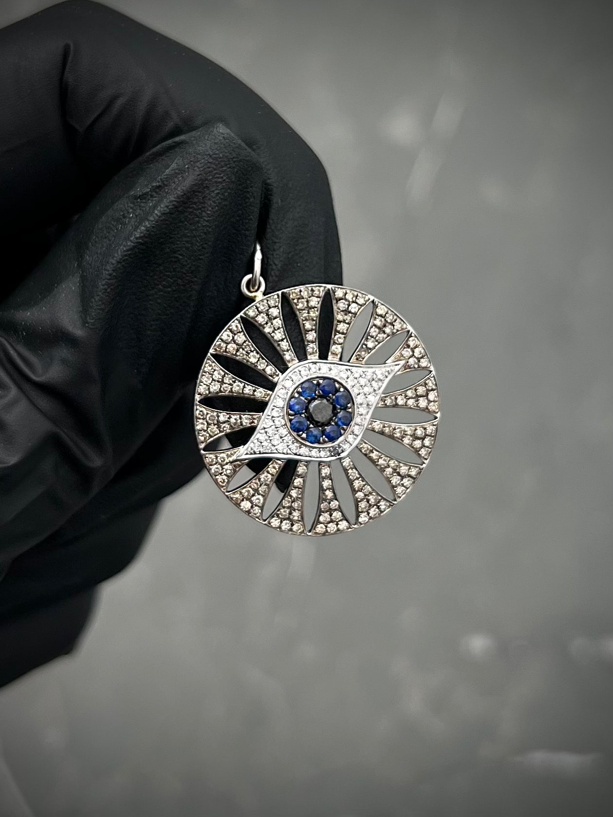 Dije Con 177Pts Diamantes 8.7Pts Zafiro Y 10Pts Diamante Negro 4.2gr / Largo 2.8cm / Oro Blanco 14K (Joya) M