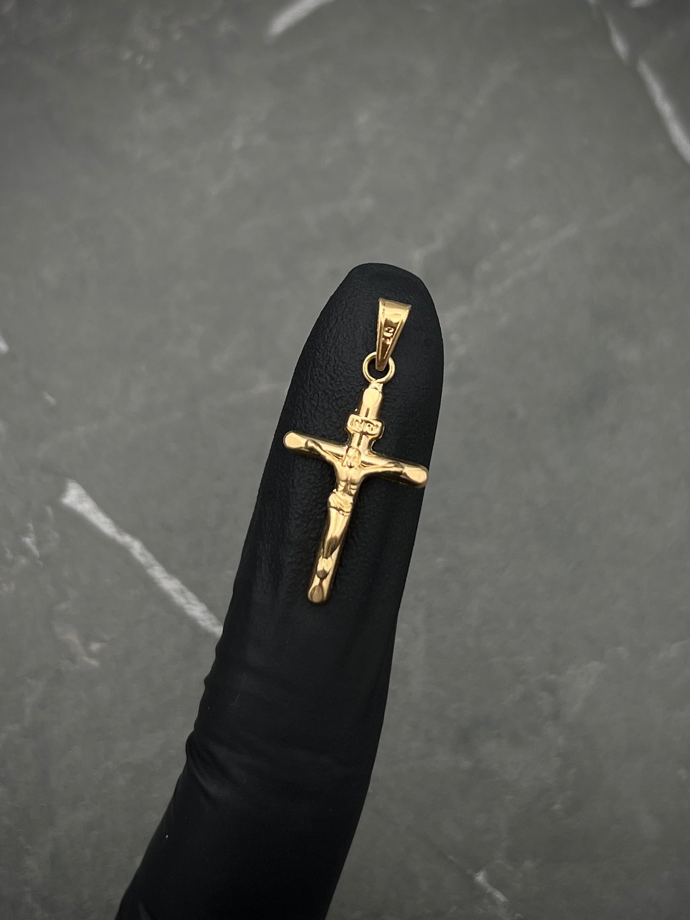 Dije de cruz con cristo 0.7gr / Largo 2.8cm / Oro Amarillo Nac M