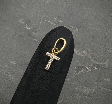 Dije de letra T con swarovski blanco 0.35gr / 1.4cm / Oro Amarillo Nac B