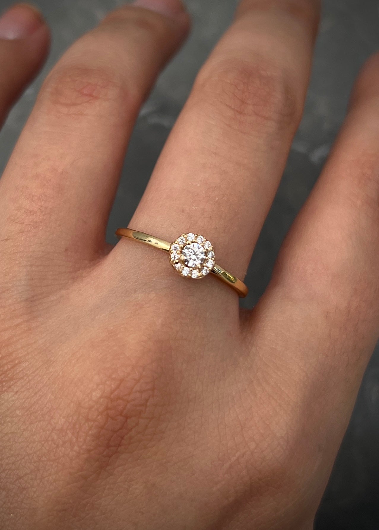 Solitario flor con swarovski blanco 1.7gr / Talla 7 1/4 / Oro Amarillo Nac B