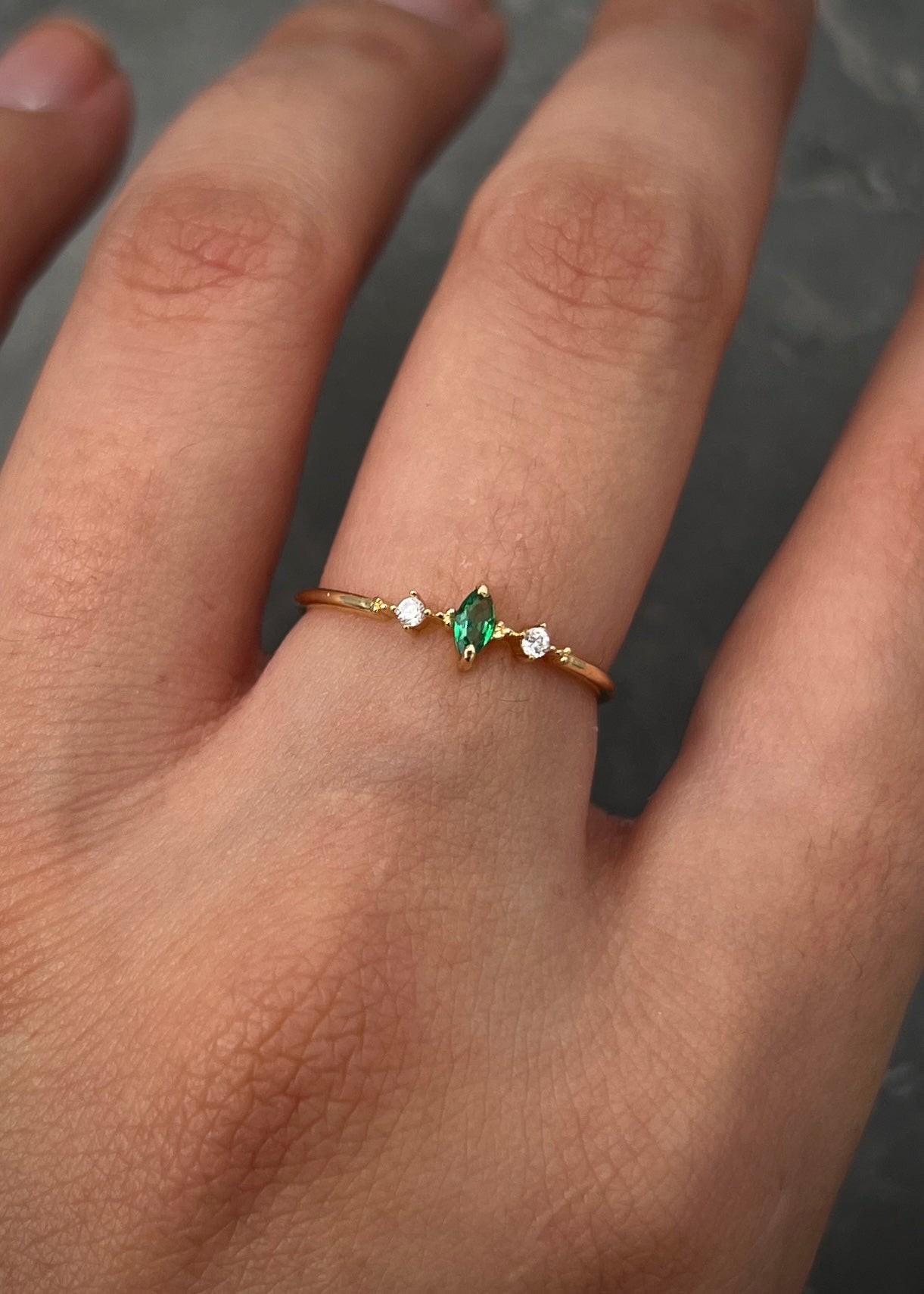 Solitario con swarovski marquiz verde 0.9gr / Talla: 5 1/2 / Oro Amarillo Nac B
