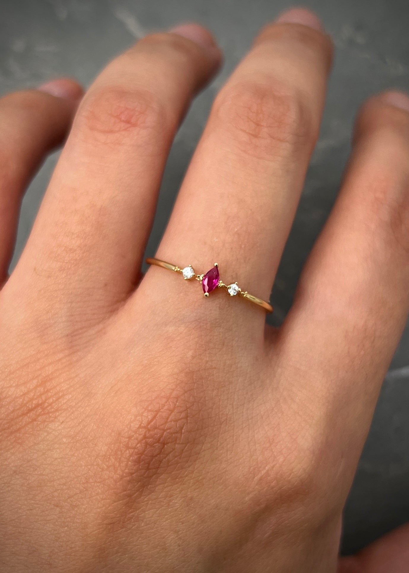 Solitario con swarovski marquiz fucsia 0.95gr / Talla: 7 1/2 / Oro Amarillo Nac B