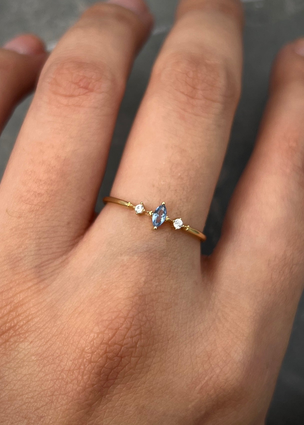 Solitario con swarovski marquiz azul 0.9gr / Talla 6 / Oro Amarillo Nac B