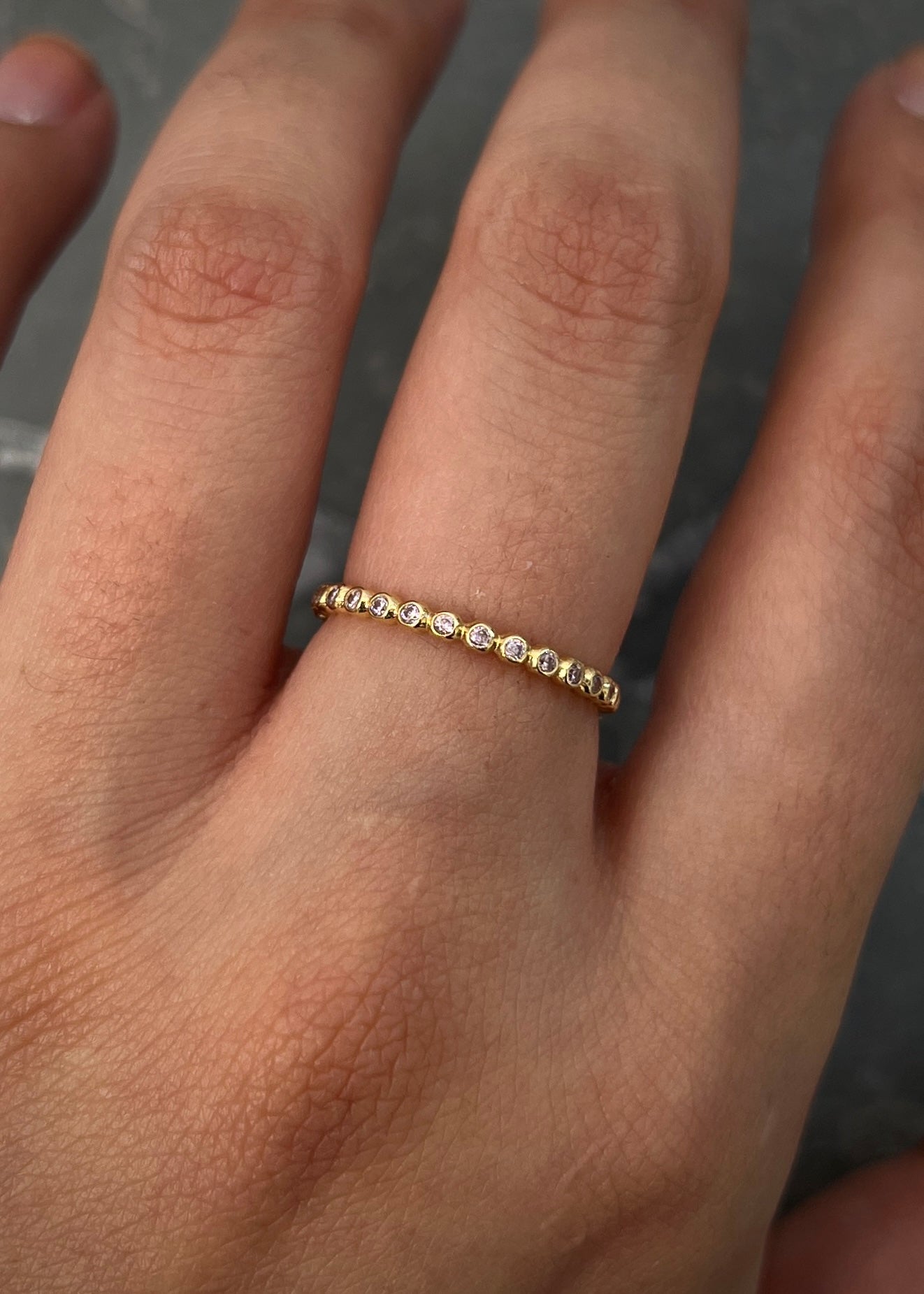Anillo con swarovski rosado 1.4gr / TALLA 5 1/4 / Oro Amarillo Nac*