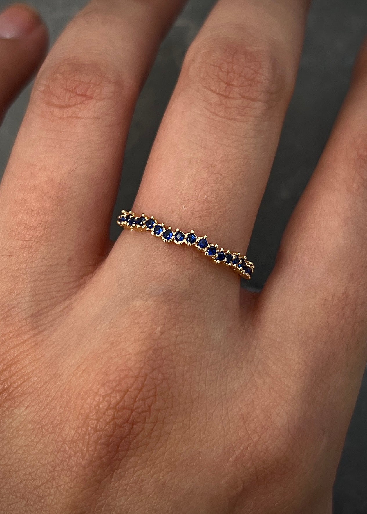 Anillo con swarovski azul 1.1gr / Talla: 7 / Oro Amarillo Nac B