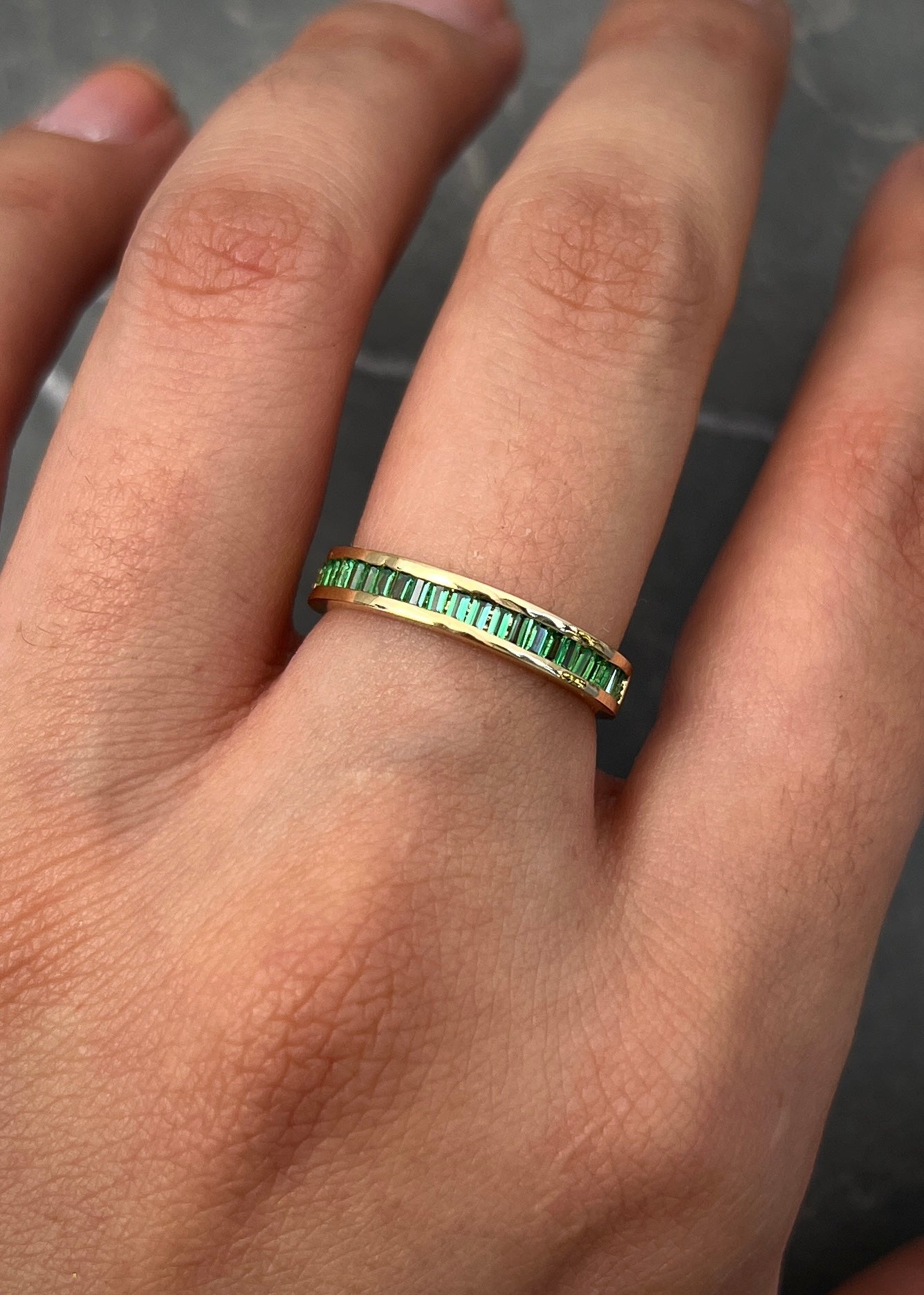 Anillo con swarovski verde corte Baguette 2.3gr / Talla: 5 3/4 / Oro Amarillo Nac B
