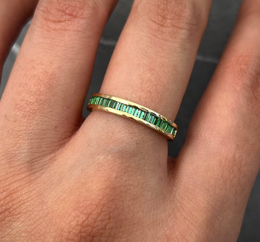 Anillo con swarovski verde corte Baguette 2.3gr / Talla: 5 3/4 / Oro Amarillo Nac B