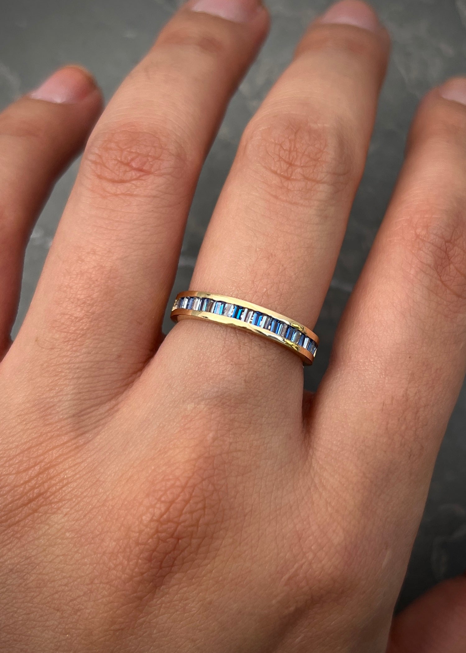 Anillo con swarovski azul corte baguette 2.3gr / TALLA 5 1/4 / Oro Amarillo Nac*