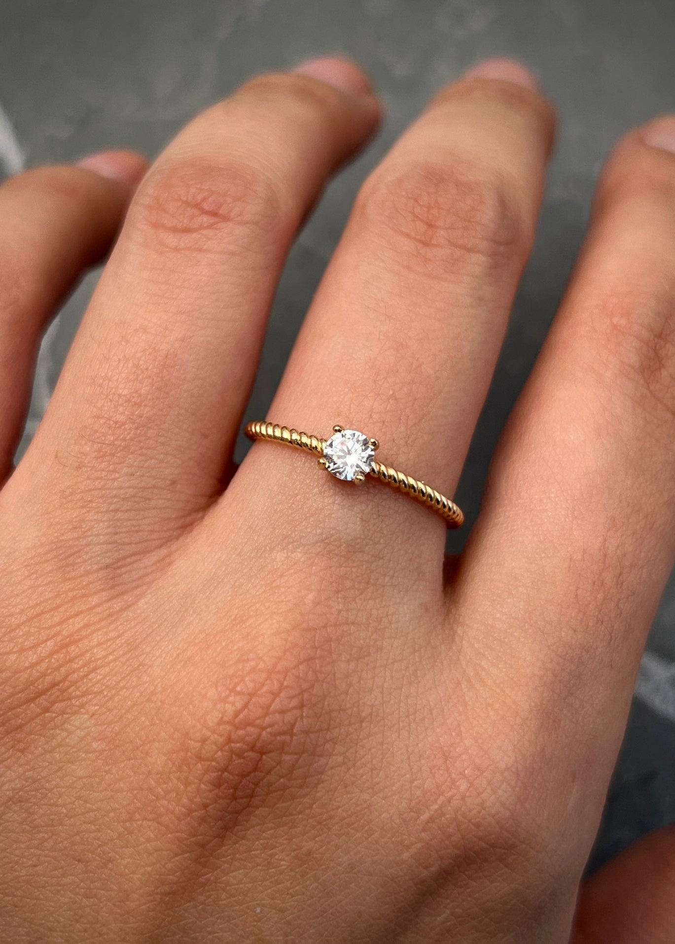 Solitario con Swarovski Blanco 1.5gr / TALLA 6 3/4 / Oro Amarillo Nac P