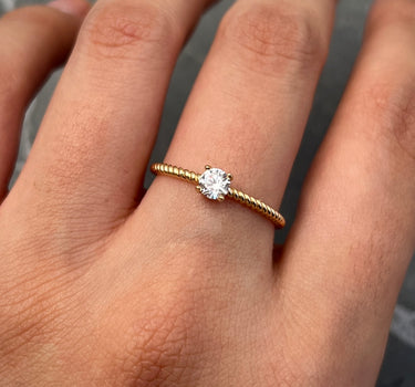 Solitario entorchado con swarovski blanco 1.5gr / Talla: 7 / Oro Amarillo Nac B