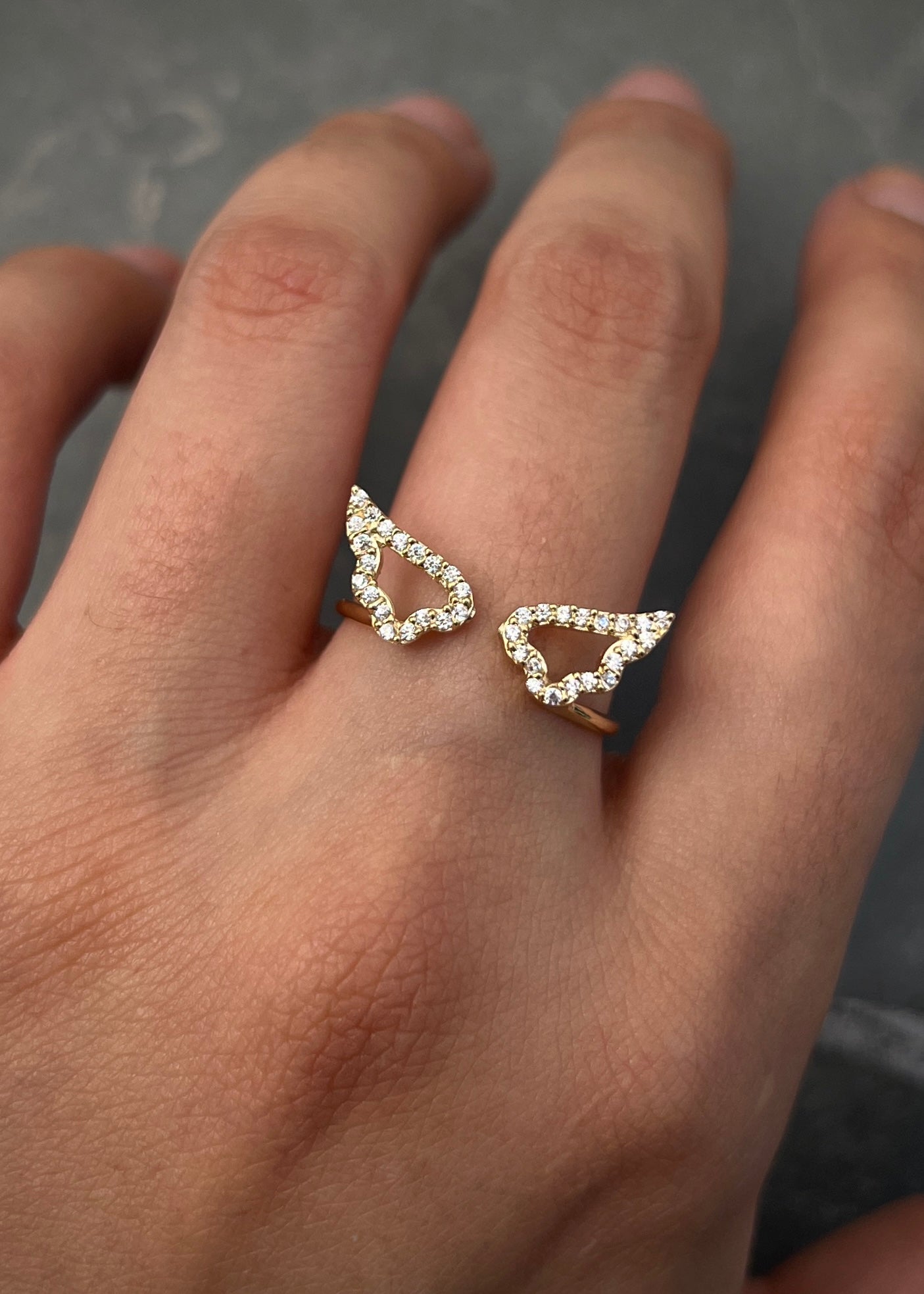 Anillo alas con swarovski blanco 1.8gr / Talla: 8 1/4 / Oro Amarillo Nac B