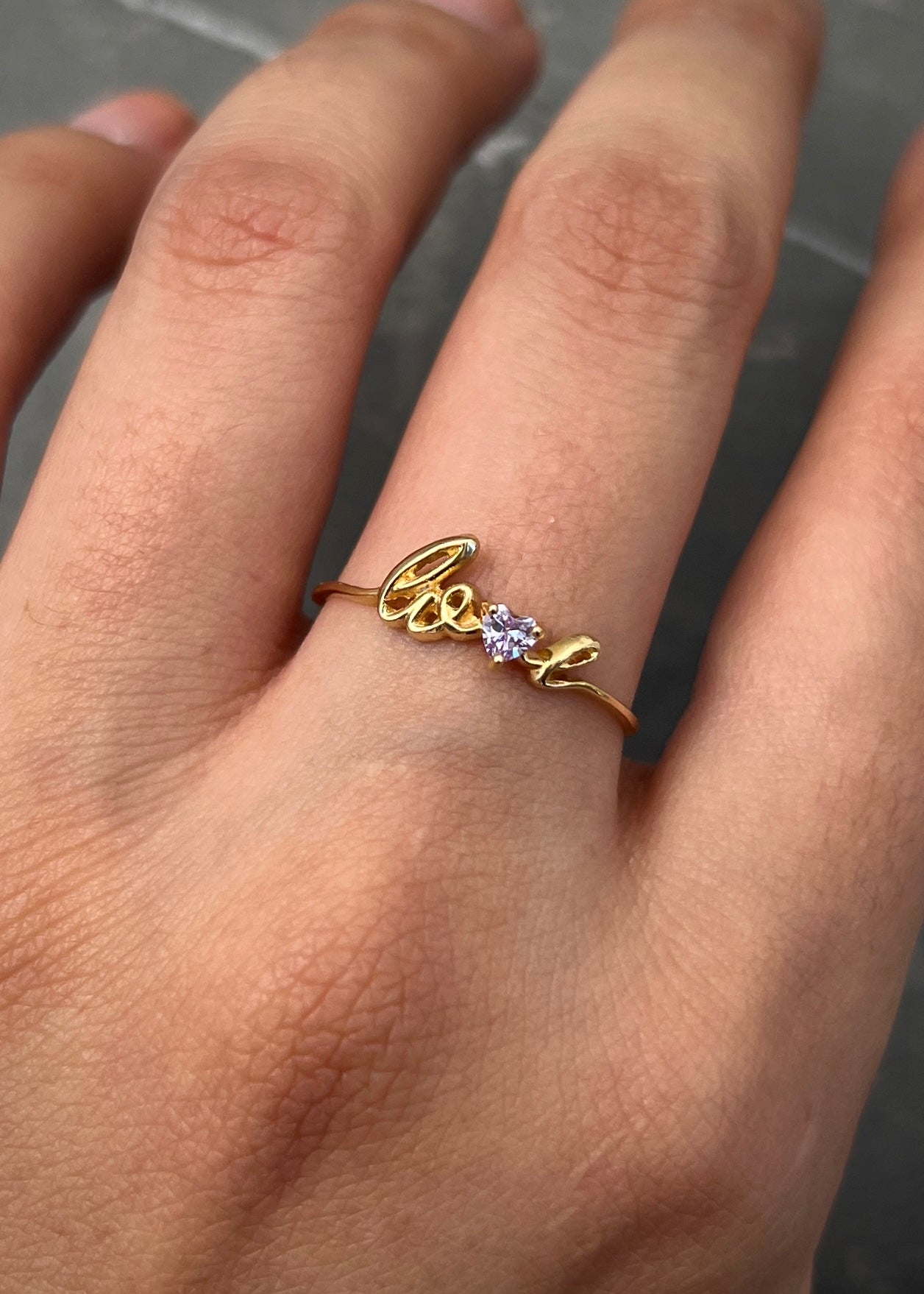 Anillo love con swarovski morado 1.05gr / Talla: 8 / Oro Amarillo Nac B