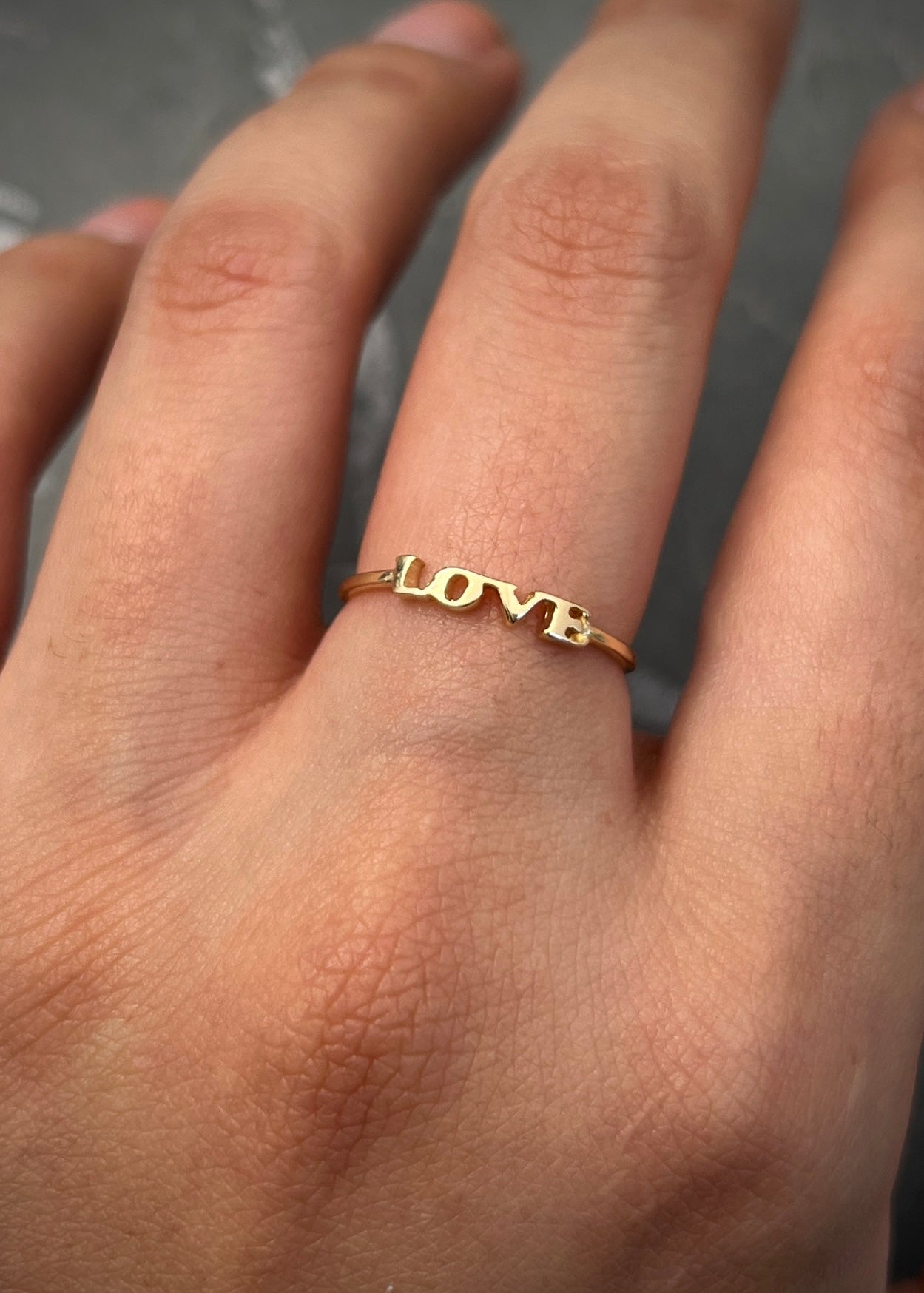 Anillo love 0.85gr / Talla: 5 1/4 / Oro Amarillo Nac B