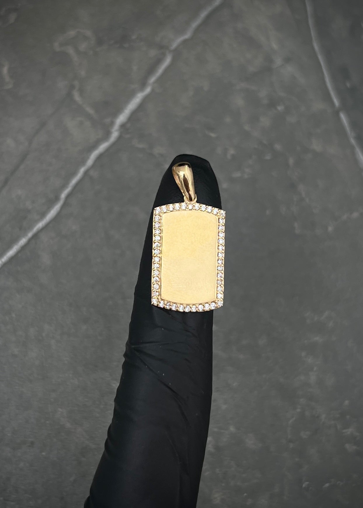 Dije placa con swarovski blanco 2.4gr / Largo 2.7cm / Oro Amarillo Nac M