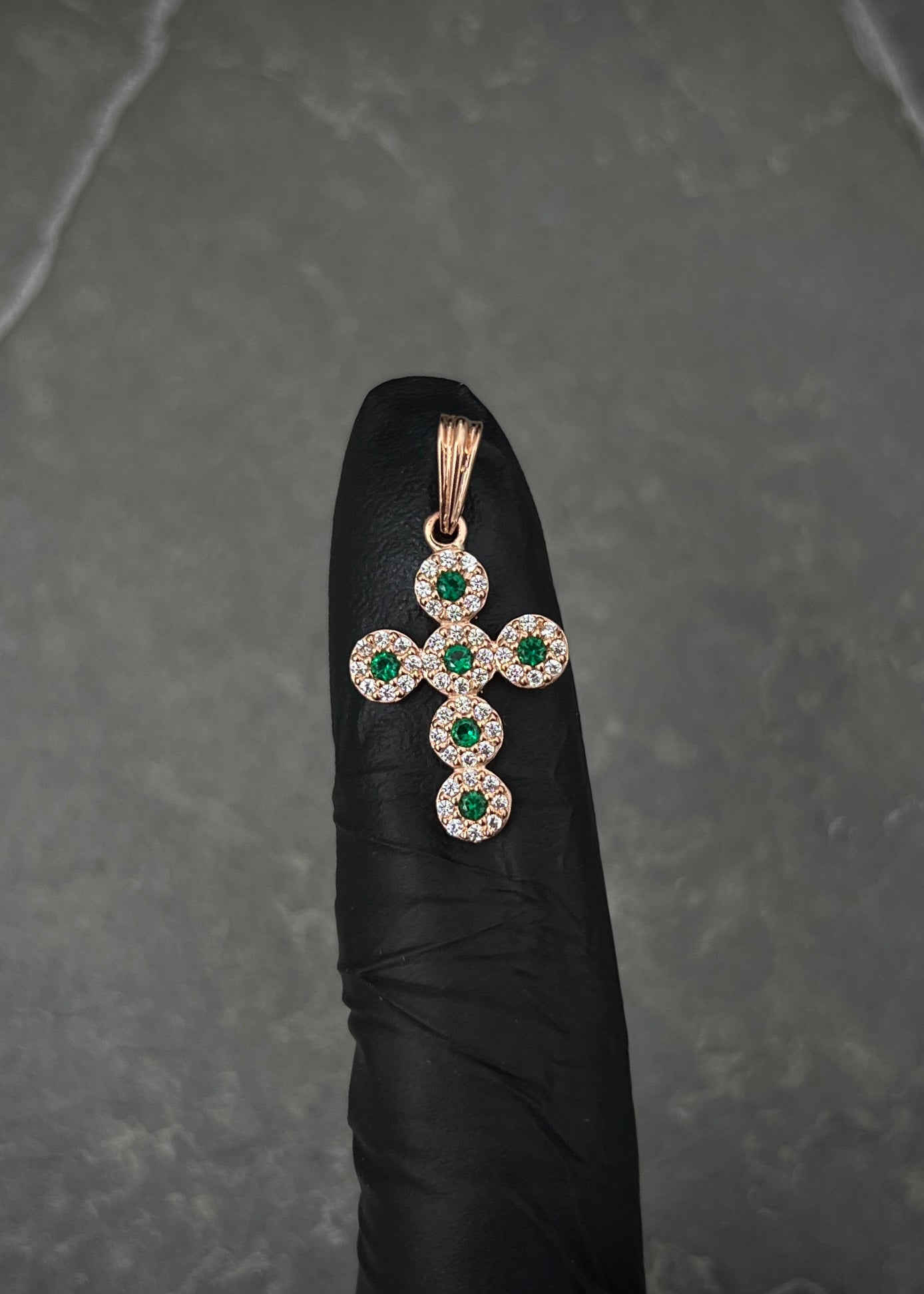 Dije cruz con swarovski verde y blanco 1.6gr / Largo 2.5cm / Oro Rosado Nac P