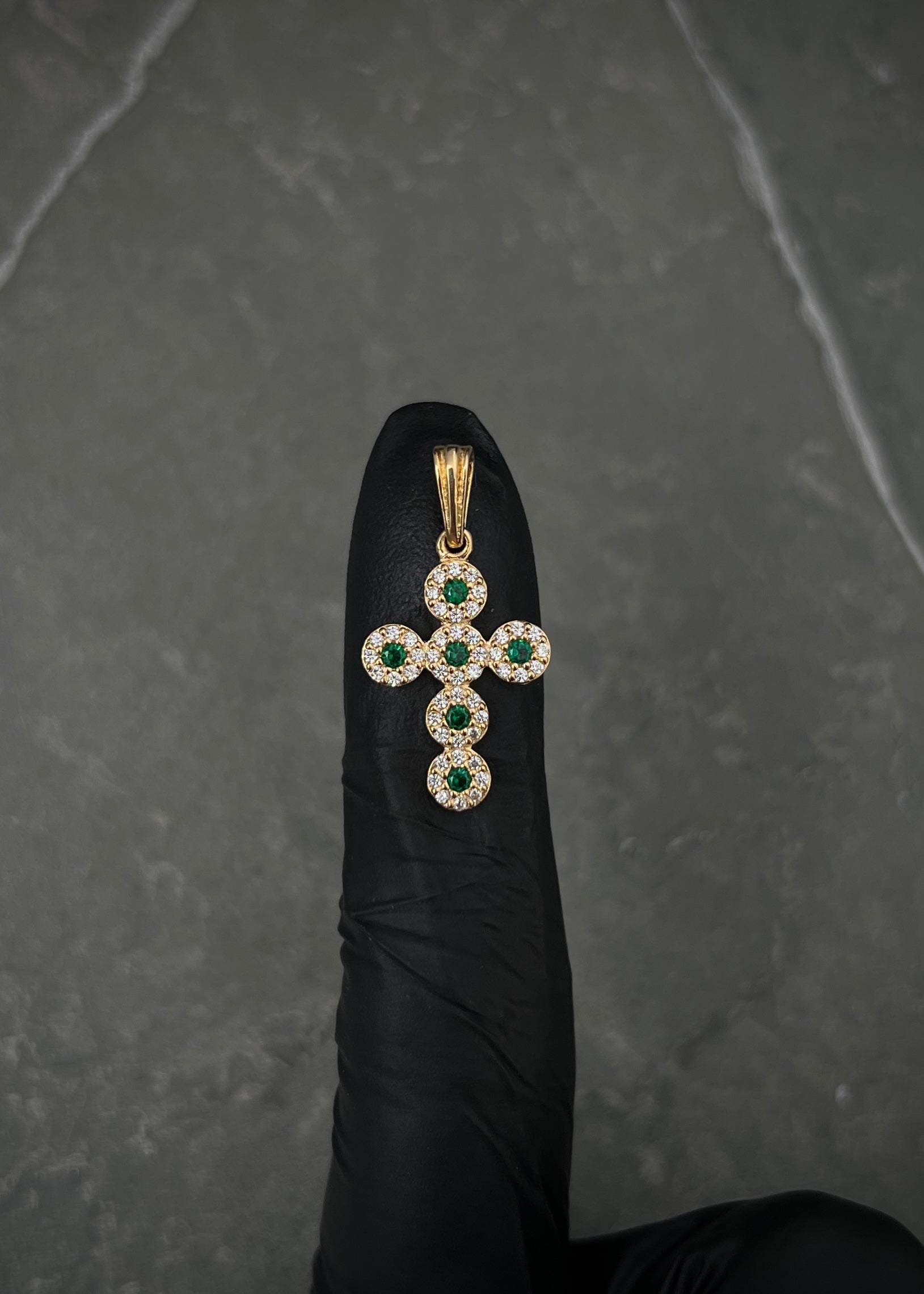 Dije cruz con swarovski verde y blanco 1.65gr / Largo 2.5cm / Oro Amarillo Nac B